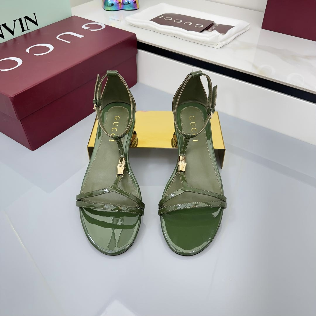 NO:446238,GUCCI/Gucci 25ss Classic Horse Bit Herringbone Clip-toe Slippers Top Version!  The original version is 1:1 replica, welcome to compare!  The brand’s light gold horse buckle is reinvented with the classic elegant style that recreates the brand’s birthplace. This slipper is ingeniously integrated with eye-catching gold tones and accessories to add fashionable charm to the new season’s daily outfits!  Upper cowhide/original printed canvas inner lining/foot pad sheepskin sole top imported genuine leather sole Size35-42 (41 42 custom made without return or exchange), sandals, gucci, gucci, sandals, slippers, cowhide, sheepskin19860909GUCCI/古驰 25ss经典马衔扣人字夹趾拖鞋 顶级版本！原版1:1复刻,欢迎对比！标志浅金马衔扣焕新再现品牌发源地的经典优雅格调,这款拖鞋匠心融蕴醒目的金色调配饰为新季日常穿搭添注时尚魅力！ 鞋面牛皮/原版印花帆布 内里/垫脚羊皮 鞋底意大利顶级进口真皮底 Size35-42（41 42定做不退换）,凉鞋,gucci,gucci,sandals,slippers,cowhide,sheepskin,Women's Shoes