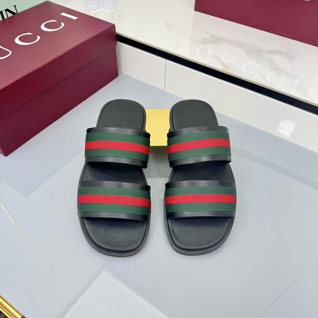 NO:446230,P Elegant Style 2025 Summer New Men's Cowhide Slippers Take inspiration from the 1970s collection design that injects glory into the brand, this cowhide sandal is renovated with detailed elements. The new series explores the symbolic elements of the brand's collection in a new way, and greets the elegance that lasts forever. Coffee cowhide men, green, red and green webbing, flat sole, Italian creation, sizes 40-47, slippers, sandals, slippers, cowhide19860909P 优雅风2025夏季新款男人牛皮拖鞋 从为品牌注入荣光的20世纪70年代典藏设计撷取灵感,这款牛皮革凉鞋上以细节元素焕新呈现.新推系列以全新方式探索品牌典藏符号元素,向经久不息的优雅风范致意. 咖啡色牛皮 男士 绿红绿织带搭配 平底 意大利创作 码数40～47码,拖鞋,sandals,slippers,cowhide,Women's Shoes