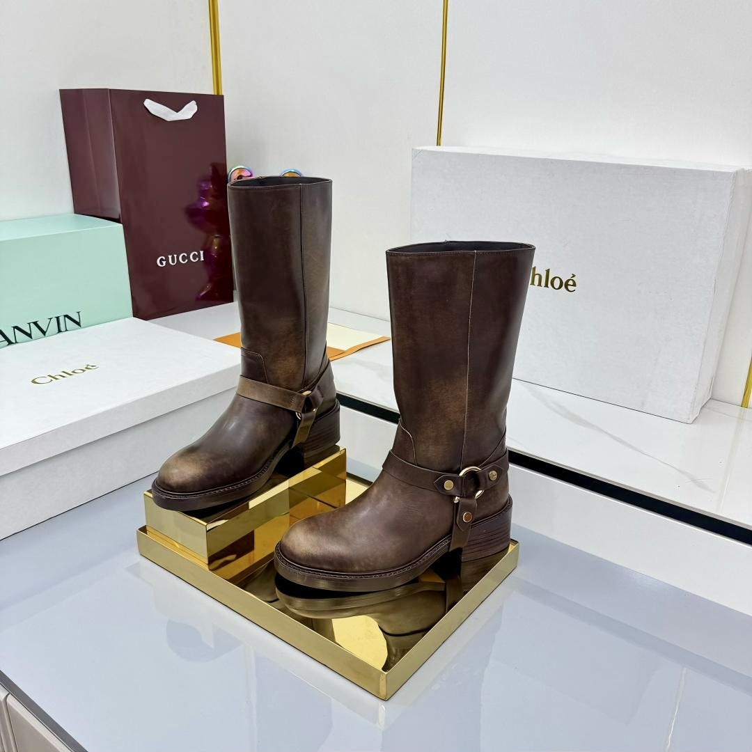NO:629704,CHLOE Chloe's 2025 autumn and winter new retro motorcycle boots, thick heel, round toe mid-boots, short boots ———————————— These fairy boots are really beautiful on your feet! The retro slimming look is absolutely stunning! Whoever wears it looks better will turn heads. No matter how light it is, it looks beautiful! The original hardware buckles purchased in China are all molded and plated with copper. The texture and material are no different from ZP! For the leather, we use original Italian cowhide with artificial retro coloring. The color and weight of the entire boots are the same as those at the counter! The inside of the boot shaft is made of whole cowhide. We refuse to use patchwork leather. High-end customization strives to be indistinguishable from ZP. Original TPU mold outsole! ! The upper is made of distressed first-layer calfskin, and the inner foot pad is water-dyed cowhide. Thickened genuine leather outsole imported from Italy + rubber injection molding. Heel height: about 4.5cm. Size: 35-40 (40 is custom-made and cannot be returned or exchanged), boots, chloe, loewe, boots, cowhide, Leather soles19860909CHLOE克洛伊2025秋冬新款复古机车靴一脚蹬粗跟圆头中靴短靴 ——————————— 这款神仙靴上脚真的巨好看！复古显瘦太太太绝啦！回头率谁穿谁好看 随便一搭配轻都很美！国内购入原版五金扣全部开模镀铜 质感和材质与zp无差别！皮料我们是用的意大利牛皮原胚又做了人工复古擦色 整靴颜色和重量跟专柜一致！靴筒內里采用整张牛皮我们拒绝用拼皮 高端定制力求与zp无差别 原版TPU模具大底！！ 鞋面采用做旧头层小牛皮 内里垫脚水染牛皮 意大利进口加厚真皮大底+橡胶注塑 跟高:约4.5cm 码数:35-40（40定做不退换）,靴子,chloe,loewe,boots,cowhide,Leather soles,Women's Shoes