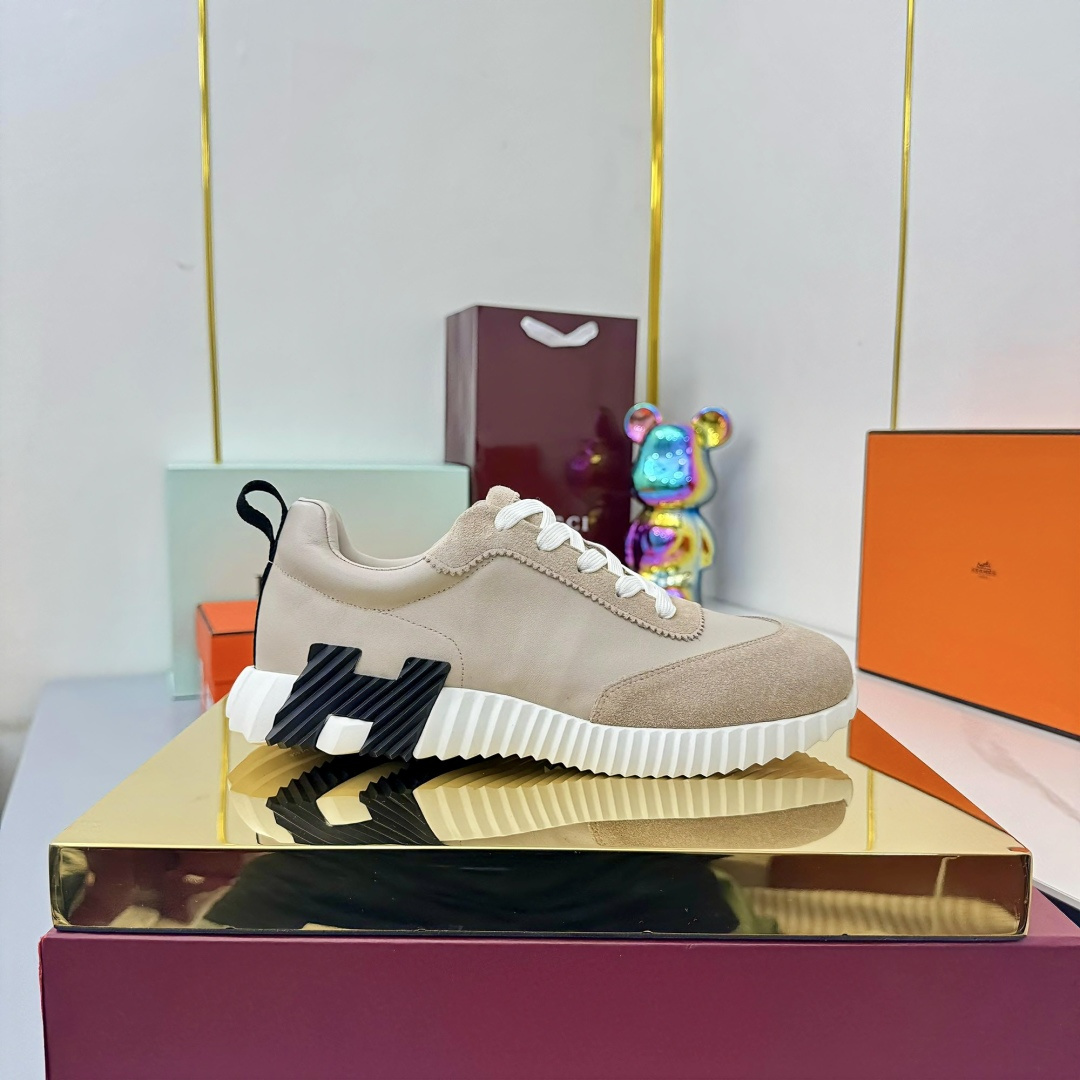 NO:461578,Female and male!  Hermes Top version # Hermes H-H-Home classic couple style casual sneakers Couple style casual sports dad shoes combine high-tech canvas and suede goatskin, and exaggerated 'H' letters on the rubber sole, italic design and bright colors to show vitality, continuing the brand design inspiration. Walking through the city lightly, feeling unrestrained and comfortable. Delivery counter exquisite packaging, original fabric, special fabric and beef velvet, custom breathable mesh surface inside, large sole open mold TPU + rubber foam material, bottom thickness 3CM, size 35-45, snap up now, snap up now, casual shoes/sports shoes, hermes, hermes, sneakers, sheepskin, chamois leather19860909女男！ Hermes 顶级版本# 爱马仕H家经典情侣款 休闲运动鞋 情侣款休闲之履运动老爹鞋结合高科技帆布与麂皮山羊皮,在橡胶鞋底上饰以夸张“H”字母,斜体设计和鲜艳色彩展现活力,延续品牌设计灵感.轻盈漫步都市,感受无拘舒适. 配送专柜精美包装 面料原版材质特殊布料和牛反绒 内里定制透气网面 大底开模TPU+橡胶发泡材质 底厚3CM 码数35-45 立即抢购 立即抢购,休闲鞋/运动鞋,hermes,hermes,sneakers,sheepskin,chamois leather,Women's Shoes