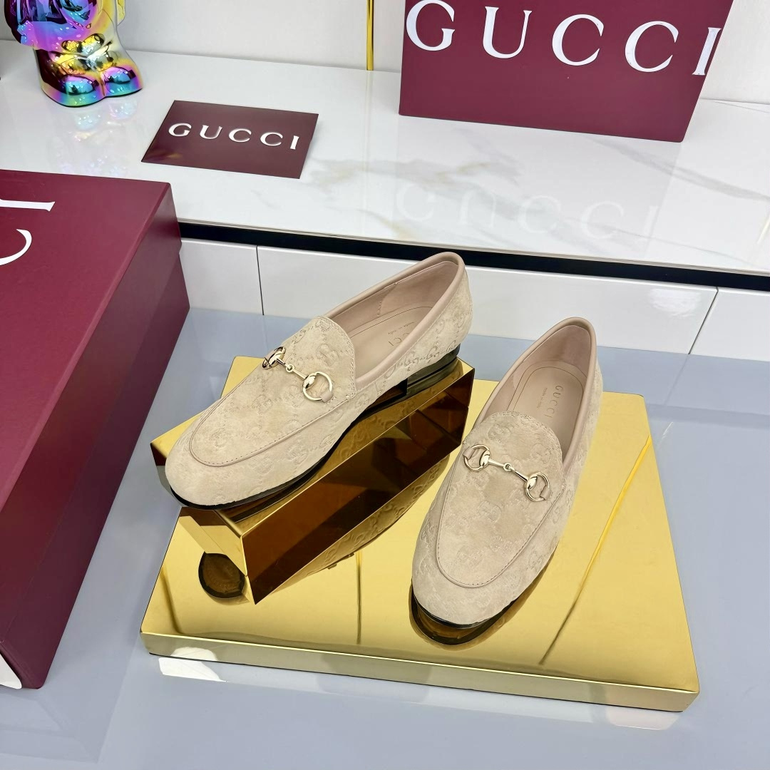 NO:461577,!  Top version 2025 early autumn new Gucci Jordaan series multi-faceted crystal diamond loafers/half-twist [End of the Year] The highest version of Muller loafers ———————————————— Single shoes As an outstanding representative of design inheritance, the horse-biting series loafers vividly demonstrate the classic elegance. This shoe uses brand logo letter pattern canvas, inlaid with multiple faceted rhinestones to create a timeless classic. The shoe is soft, the corridor shape is exquisite and smooth, showing the elegance of everyday life. Original imported GG fabric diamonds. Inner/foot pad: imported silk cowhide. Original Italian leather sole. Size 35-42 (customized for 40, 41, 42, and 42, and no return or exchange). The packaging counter has a full set of green packaging. Buy now. Loafers half-twist, gucci, loafers, cowhide19860909！顶级版本 2025早秋新款Gucci Jordaan系列多刻面水晶钻乐福鞋/半拖【年底冲刺】最高版慕勒便鞋 ——————————单鞋 作为设计传承的杰出代表,马衔扣系列乐福鞋生动彰显经典优雅格调.这款鞋履采用品牌标志信字母图案帆布,镶饰多刻面水钻成就隽永经典这款鞋材质柔软,廊形精致流畅,彰显日常优雅风范,  面料原版进口GG布料烫钻 内里／垫脚:进口丝绸牛皮里 大底原版意大利真皮底 尺码35-42（40、41、42定做不退换） 包装专柜全套绿色包装 立即抢购,乐福鞋半拖,gucci,loafers,cowhide,Women's Shoes