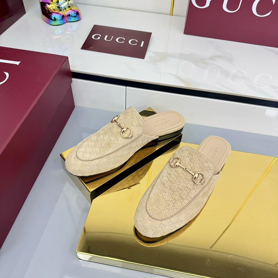 NO:461581,!  Top version 2025 early autumn new Gucci Jordaan series multi-faceted crystal diamond loafers/half-twist [End of the Year] The highest version of Muller loafers ———————————————— Single shoes As an outstanding representative of design inheritance, the horse-biting series loafers vividly demonstrate the classic elegance. This shoe uses brand logo letter pattern canvas, inlaid with multiple faceted rhinestones to create a timeless classic. The shoe is soft, the corridor shape is exquisite and smooth, showing the elegance of everyday. The original fabric imported GG fabric diamonds. Inner/foot pad: imported silk cowhide. Original Italian leather sole. Size 35-42 (customized for 40, 41, 42, and 42, and no return or exchange). The packaging counter has a full set of green packaging. Buy now. Buy now. Buy now. Buy now. Buy now. Buy now. Buy now. Gucci, loafers, cowhide.19860909！顶级版本 2025早秋新款Gucci Jordaan系列多刻面水晶钻乐福鞋/半拖【年底冲刺】最高版慕勒便鞋 ——————————单鞋 作为设计传承的杰出代表,马衔扣系列乐福鞋生动彰显经典优雅格调.这款鞋履采用品牌标志信字母图案帆布,镶饰多刻面水钻成就隽永经典这款鞋材质柔软,廊形精致流畅,彰显日常优雅风范,  面料原版进口GG布料烫钻 内里／垫脚:进口丝绸牛皮里 大底原版意大利真皮底 尺码35-42（40、41、42定做不退换） 包装专柜全套绿色包装 立即抢购 立即抢购,乐福鞋半拖,gucci,loafers,cowhide,Women's Shoes