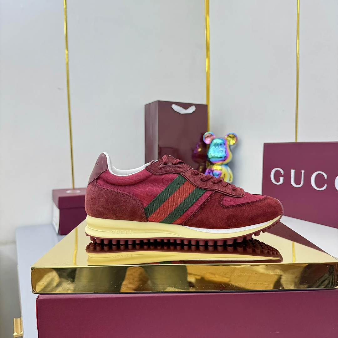 NO:461616,Men's Size Color 39-75 When classic craftsmanship meets lazy and fashionable, this pair of Gucci women's casual shoes are the renewal answer to your wardrobe!  Use soft calfskin and breathable fabric to create the shoe body, and every step is as light as a cloud. Italian craftsmanship cut releases the freedom of both feet, making daily travel a luxurious and comfortable experience. [Details are beautiful, classics never fade] The iconic GG Supreme print on the side of the shoe tells the brand genes in a low-key manner, with metal horse buckles embellishing the tongue, instantly illuminating the minimalist design; the heel contrasting webbing adds agility layer, and the rubber serrated bottom takes into account the retro texture and modern anti-slip performance. Whether paired with jeans, dresses or wide-leg pants, it can become the finishing touch of the styling - lazy without losing the exquisiteness, hidden sharpness in casualness. Snap now, casual shoes/sports shoes, gucci, sneakers, skirts, jeans, cowhide19860909男码颜色39-75 当经典工艺邂逅慵懒时髦,这双Gucci女士休闲鞋便是你衣橱的焕新答案！采用柔软小牛皮与透气织物打造鞋身,每一步都如云朵般轻盈贴合,意大利匠心剪裁释放双足自由,让日常出行成为一场奢华舒适的体验.【细节至美,经典永不褪色】  鞋侧标志性GG Supreme印花低调诉说品牌基因,金属马衔扣点缀鞋舌,瞬间点亮极简设计；后跟撞色织带增添灵动层次,橡胶锯齿底兼顾复古质感与现代防滑性能.无论搭配牛仔裤、连衣裙还是阔腿裤,它都能成为造型的点睛之笔——慵懒而不失精致,随性中暗藏锋芒. 立即抢购,休闲鞋/运动鞋,gucci,sneakers,skirts,jeans,cowhide,Women's Shoes