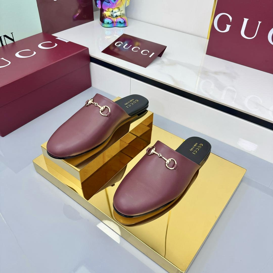 NO:461589,!  Top version 2025 early autumn new Gucci Jordaan series multi-faceted crystal diamond loafers/half-twist [End of the Year] The highest version of Muller loafers ———————————————— Single shoes As an outstanding representative of design inheritance, the horse-biting series loafers vividly demonstrate the classic elegance. This shoe uses brand logo letter pattern canvas, inlaid with multiple faceted rhinestones to create a timeless classic. The shoe is soft, the corridor shape is exquisite and smooth, showing the elegance of everyday life. Original imported GG fabric diamonds. Inner/foot pad: imported silk cowhide. Original Italian leather sole. Size 35-42 (customized for 40, 41, 42, and 42, and no return or exchange). The packaging counter has a full set of green packaging. Buy now. Loafers half-twist, gucci, loafers, cowhide19860909！顶级版本 2025早秋新款Gucci Jordaan系列多刻面水晶钻乐福鞋/半拖【年底冲刺】最高版慕勒便鞋 ——————————单鞋 作为设计传承的杰出代表,马衔扣系列乐福鞋生动彰显经典优雅格调.这款鞋履采用品牌标志信字母图案帆布,镶饰多刻面水钻成就隽永经典这款鞋材质柔软,廊形精致流畅,彰显日常优雅风范,  面料原版进口GG布料烫钻 内里／垫脚:进口丝绸牛皮里 大底原版意大利真皮底 尺码35-42（40、41、42定做不退换） 包装专柜全套绿色包装 立即抢购,乐福鞋半拖,gucci,loafers,cowhide,Women's Shoes