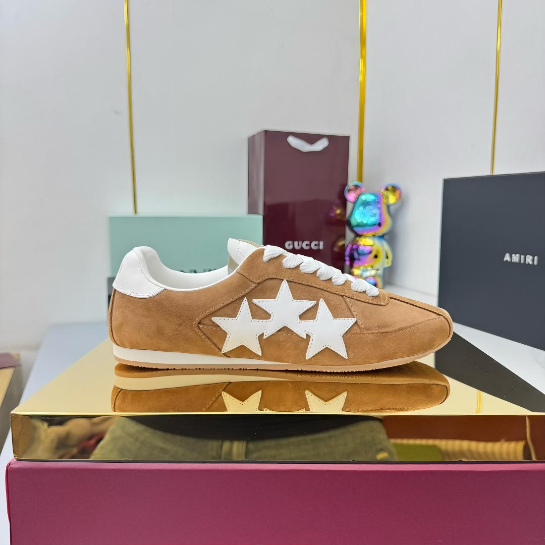 NO:461587,Top version Amiri Emir 2025 spring and summer new MA-1 bread shoes couple style casual sports shoes board shoes Amiri has abandoned the rock punk style in the new season and used a large number of unsaturated colors. Morandi tones will make people feel very physical and mentally happy whether they are seen or worn. The big tongue of the bread shoes continues, shortening the length of the shoe body, thickening the midsole, and the toe part is rounder. Amiri's brand letters and MA logo appear on the side of the shoe body Fabric: Original custom imported toe layer cowhide + mesh Inner: Original custom breathable towel inside Outsole: Foam combination TPU material Sole thickness: 4CM size: Women's 35-40 / Men's 39-45 Shopping now, casual shoes/sports shoes, amiri, sneakers, cowhide19860909顶级版本 Amiri埃米尔2025春夏新款MA-1面包鞋 情侣款 休闲 运动鞋 板鞋 Amiri新一季放弃了摇滚朋克的风格,使用了大量不饱和色系,莫兰迪色调,无论是看到还是穿上,都是会让人非常身心愉悦 面包鞋的大鞋舌延续了下来,缩短了鞋身的长度,加厚了中底,鞋头部分更加圆润. Amiri的品牌字母和 MA标识出现在鞋身侧面 面料: 原版定制进口头层牛皮+网面 内里: 原版定制透气毛巾里 大底: 发泡组合TPU材质 底厚: 4CM size: 女款35-40 / 男款39-45 立即抢购,休闲鞋/运动鞋,amiri,sneakers,cowhide,Women's Shoes