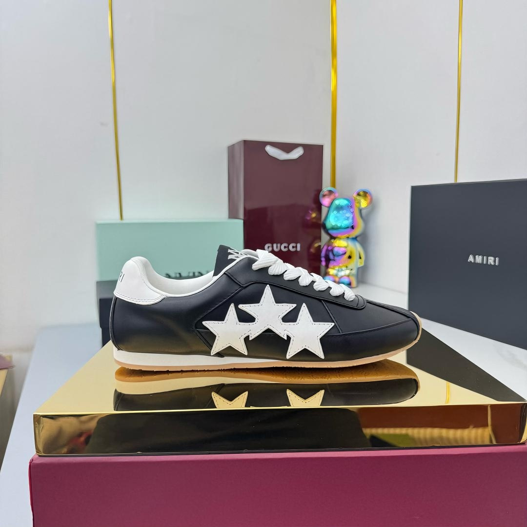 NO:461594,Top version Amiri Emir 2025 spring and summer new MA-1 bread shoes couple style casual sports shoes board shoes Amiri has abandoned the rock punk style in the new season and used a large number of unsaturated colors and Morandi tones, which will make people feel very physical and mentally happy whether you see or wear them. The big tongue of the bread shoes continues, shortening the length of the shoe body, thickening the midsole, and the toe part is rounder. Amiri's brand letters and MA logo appear on the side of the shoe body Fabric: Original custom imported toe layer cowhide + mesh Inner: Original custom breathable towel inside Outsole: Foam combination TPU material size: Women's 35-40 / Men's 39-45 M, casual shoes/sports shoes, amiri, sneakers, cowhide19860909顶级版本 Amiri埃米尔2025春夏新款MA-1面包鞋 情侣款 休闲 运动鞋 板鞋 Amiri新一季放弃了摇滚朋克的风格,使用了大量不饱和色系,莫兰迪色调,无论是看到还是穿上,都是会让人非常身心愉悦 面包鞋的大鞋舌延续了下来,缩短了鞋身的长度,加厚了中底,鞋头部分更加圆润. Amiri的品牌字母和 MA标识出现在鞋身侧面 面料: 原版定制进口头层牛皮+网面 内里: 原版定制透气毛巾里 大底: 发泡组合TPU材质 size: 女款35-40 / 男款39-45 M,休闲鞋/运动鞋,amiri,sneakers,cowhide,Women's Shoes