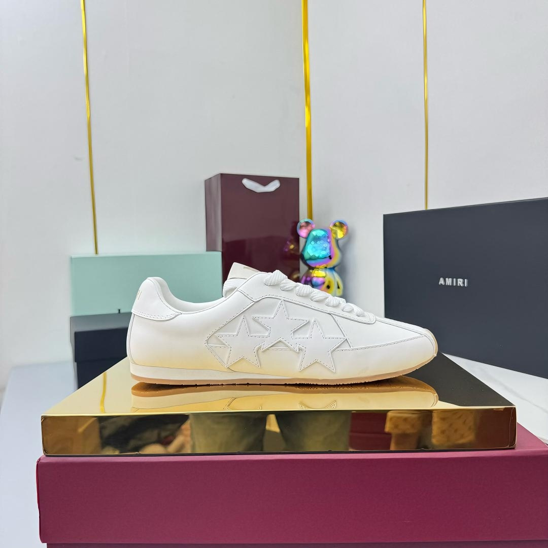 NO:461604,Top version Amiri Emir 2025 spring and summer new MA-1 bread shoes couple style casual sports shoes board shoes Amiri has abandoned the rock punk style in the new season and used a large number of unsaturated colors. Morandi tones will make people feel very physical and mentally happy whether they are seen or worn. The big tongue of the bread shoes continues, shortening the length of the shoe body, thickening the midsole, and the toe part is rounder. Amiri's brand letters and MA logo appear on the side of the shoe body Fabric: Original custom imported toe layer cowhide + mesh Inner: Original custom breathable towel inside Outsole: Foam combination TPU material size: Women's model 35-40 / Men's model 39-45 Shopping now, casual shoes/sports shoes, amiri, sneakers, cowhide19860909顶级版本 Amiri埃米尔2025春夏新款MA-1面包鞋 情侣款 休闲 运动鞋 板鞋 Amiri新一季放弃了摇滚朋克的风格,使用了大量不饱和色系,莫兰迪色调,无论是看到还是穿上,都是会让人非常身心愉悦 面包鞋的大鞋舌延续了下来,缩短了鞋身的长度,加厚了中底,鞋头部分更加圆润. Amiri的品牌字母和 MA标识出现在鞋身侧面 面料: 原版定制进口头层牛皮+网面 内里: 原版定制透气毛巾里 大底: 发泡组合TPU材质 size: 女款35-40 / 男款39-45 立即抢购,休闲鞋/运动鞋,amiri,sneakers,cowhide,Women's Shoes