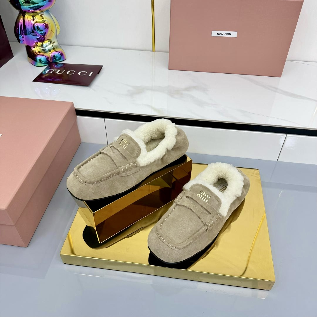 NO:463807,【Miu Miu】2025 autumn and winter new model lamb wool loafers original 1:1 development and instant killing all versions of European and American celebrities and internet celebrities. European imported A-class wool. The same as the original. All full shoes are made of pure wool. The upper and footbed logo are mixed-bred sheepskin. The original 11 open mold rubber sole. Wear-resistant and non-slip size: 35-40 (41 custom made without return) Maroon sand color, walnut color, loafers fur shoes, miumiu, loafers, sheepskin19860909【Miu Miu】2025秋冬新款 羊羔毛乐福鞋 原版1:1开发秒杀市场一切版本欧美名媛明星、网红的大爱款 欧洲进口A级羊毛 与原版一致满鞋全部采用纯羊毛 鞋面和垫脚logo采用混种羊皮 原版11开模橡胶大底 耐磨防滑 码数:35-40（41定做不退换） 栗色沙色 胡桃木色,乐福鞋毛毛鞋,miumiu,loafers,sheepskin,Women's Shoes