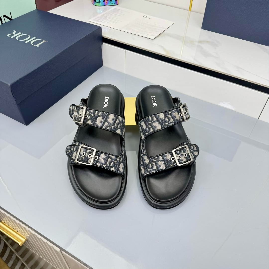 NO:463781,New color cloth, classic upgrade plus 2025 new color system Dior Classic slipper series, original replica, high version, super durable and super versatile, very comfortable to put on, slim and white, original custom upper, original D hardware buckle, original TPU outsole, size 39-46, slippers, dior, dior, slippers19860909新色布面 经典升级加2025新色系 Dior迪奥 经典拖鞋系列 原版复刻 高版本 超耐看超百搭款 上脚非常舒适 显瘦又显白 鞋面原版定制鞋面,原版d五金扣 ,原版TPU大底 码数39-46码,拖鞋,dior,dior,slippers,Women's Shoes