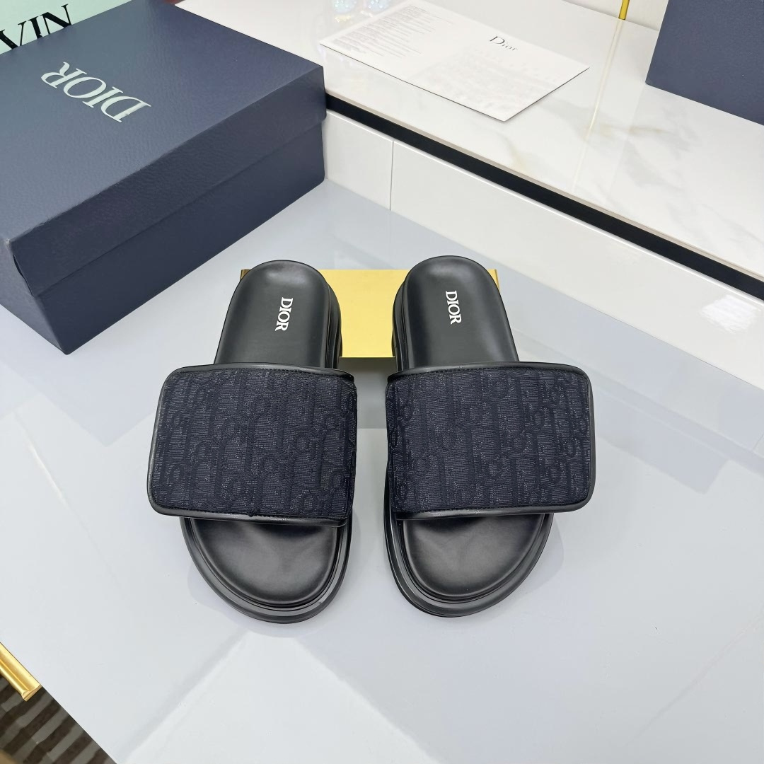 NO:463839,New color cloth, classic upgrade plus 2025 new color system Dior Classic slipper series, original replica, high version, super durable and super versatile, very comfortable to put on, slim and white, original custom upper, original D hardware buckle, original TPU outsole, size 39-46 sizes, snap up now, slippers, dior, dior, slippers19860909新色布面 经典升级加2025新色系 Dior迪奥 经典拖鞋系列 原版复刻 高版本 超耐看超百搭款 上脚非常舒适 显瘦又显白 鞋面原版定制鞋面,原版d五金扣 ,原版TPU大底 码数39-46码 立即抢购,拖鞋,dior,dior,slippers,Women's Shoes
