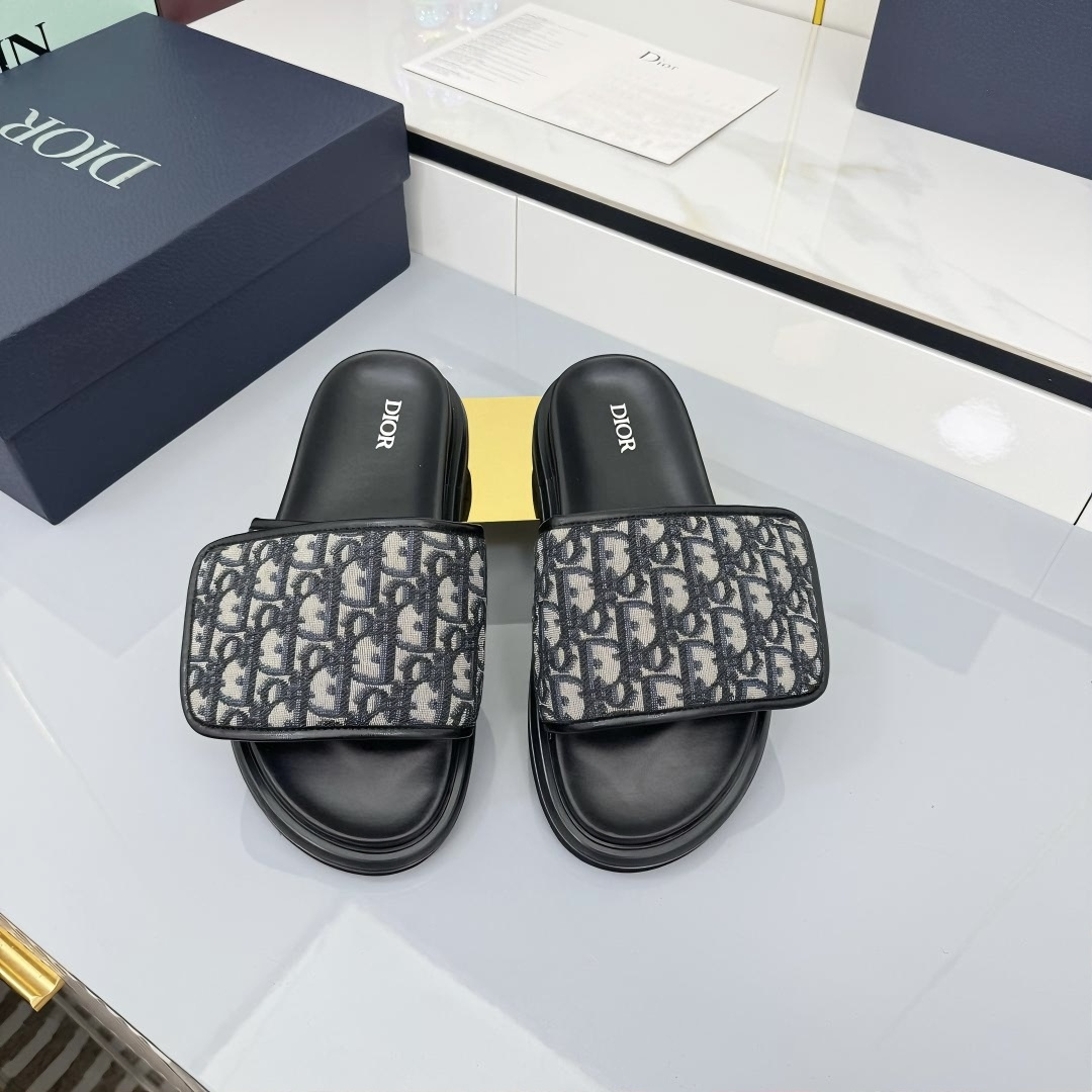 NO:463773,New color cloth, classic upgrade plus 2025 new color system Dior Classic slipper series, original replica, high version, super durable and super versatile, very comfortable to put on, slim and white, original custom upper, original D hardware buckle, original TPU outsole, size 39-46, slippers, dior, dior, slippers19860909新色布面 经典升级加2025新色系 Dior迪奥 经典拖鞋系列 原版复刻 高版本 超耐看超百搭款 上脚非常舒适 显瘦又显白 鞋面原版定制鞋面,原版d五金扣 ,原版TPU大底 码数39-46码,拖鞋,dior,dior,slippers,Women's Shoes