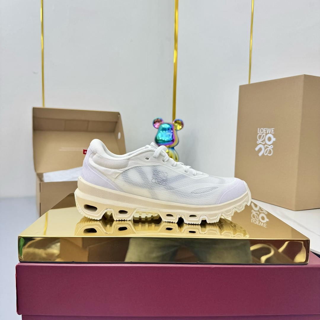 NO:463761,Loewe/Loewe x on cioudtilt 2.0 running shoes couples Loewe x on angpao new collaborative series running shoes The brand and Swiss high-performance sports brand On create this series of works are designed for urban and outdoor life, fully demonstrating the technological quality that contains sustainable concepts. This cooperation combines OnOnewe professional technology and loewe's exquisite craftsmanship, and is specially designed for urban life and outdoor sports. The upper is made of recycled polyester fiber and mesh fabric. It uses exclusive rubber sole, with the classic Loewe logo printed on the side of the shoe, decorated with full coverage of seam details. Size 36-45 Snap now, casual shoes/sports shoes, loewe, loewe, sneakers19860909Loewe/罗意威 x on cioudtilt2.0跑鞋情侣款罗意威 x on 昂跑全新合作系列跑步鞋 品牌与瑞士高性能运动品牌on携手打造的此系列作品专为城市与户外生活而设,充分彰显蕴含可持续理念的科技品质. 此次合作,将on昂跑专业技术和loewe罗意威的精湛工艺结合,运用在的制作和设计中,专为城市生活和户外运动打造. 鞋面由再生聚酯纤维和网眼布制成 采用独家橡胶鞋底,鞋侧印有loewe罗意威经典logo,饰有全覆盖贴缝细节. 尺码36-45 立即抢购,休闲鞋/运动鞋,loewe,loewe,sneakers,Women's Shoes