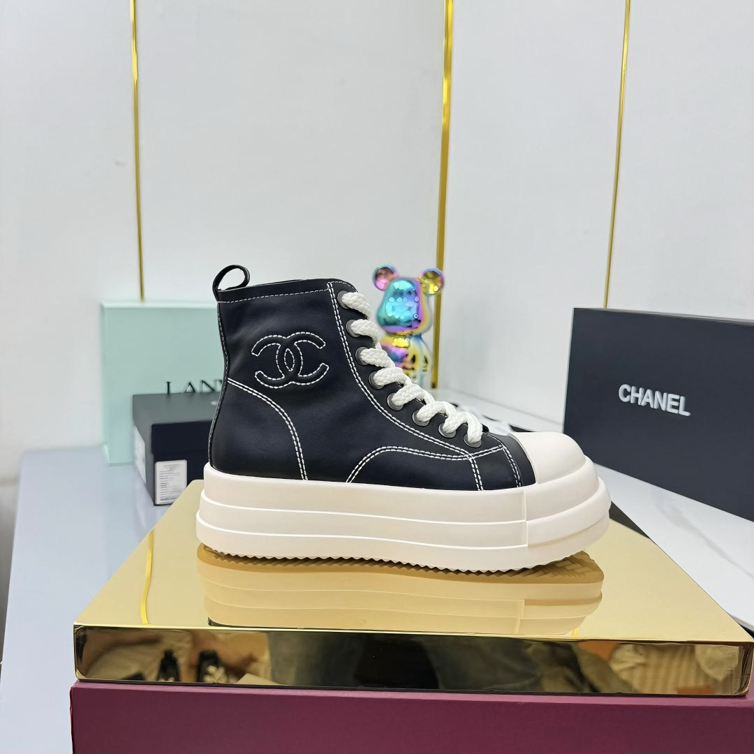 NO:478626,2025 Little Flavor Short Boots, a must-have item for this autumn and winter!  !  Chanel's hot short boots in autumn and winter, Xiaohongshu is highly recommended, and it looks good no matter how you match it. It is a must-have for fashionable things. Chanel's women love simple but irresistible matching to show unique styles of dressing, free mixing and matching are shining in place and keep up with the fashionable pace of Grandma Xiang!  !  !  Exquisite details enlarge the original mold opening hardware buckle. Top version purchasing level is created ★The upper is made of top layer cowhide, top layer cowhide, sheepskin footbed, tpu outsole. Size 35-39 (ordered by 40/41), boots, chanel, boots, cowhide, sheepskin198609092025小香短靴,本季秋冬季必备单品！！ 香奈儿秋冬重工爆款短靴 小红书力推款,怎么搭配都好看,时髦精必备,香奈儿女士钟爱简约又难以抗拒搭配展现与众不同的穿搭风格、自由混搭闪耀到位跟紧香奶奶时尚步伐！！！精致细节放大看原版开模五金扣 顶级版本代购级别打造★鞋面采用头层牛皮头层牛皮,羊皮垫脚,tpu大底 码数35-39（40/41订）,靴子,chanel,boots,cowhide,sheepskin,Women's Shoes