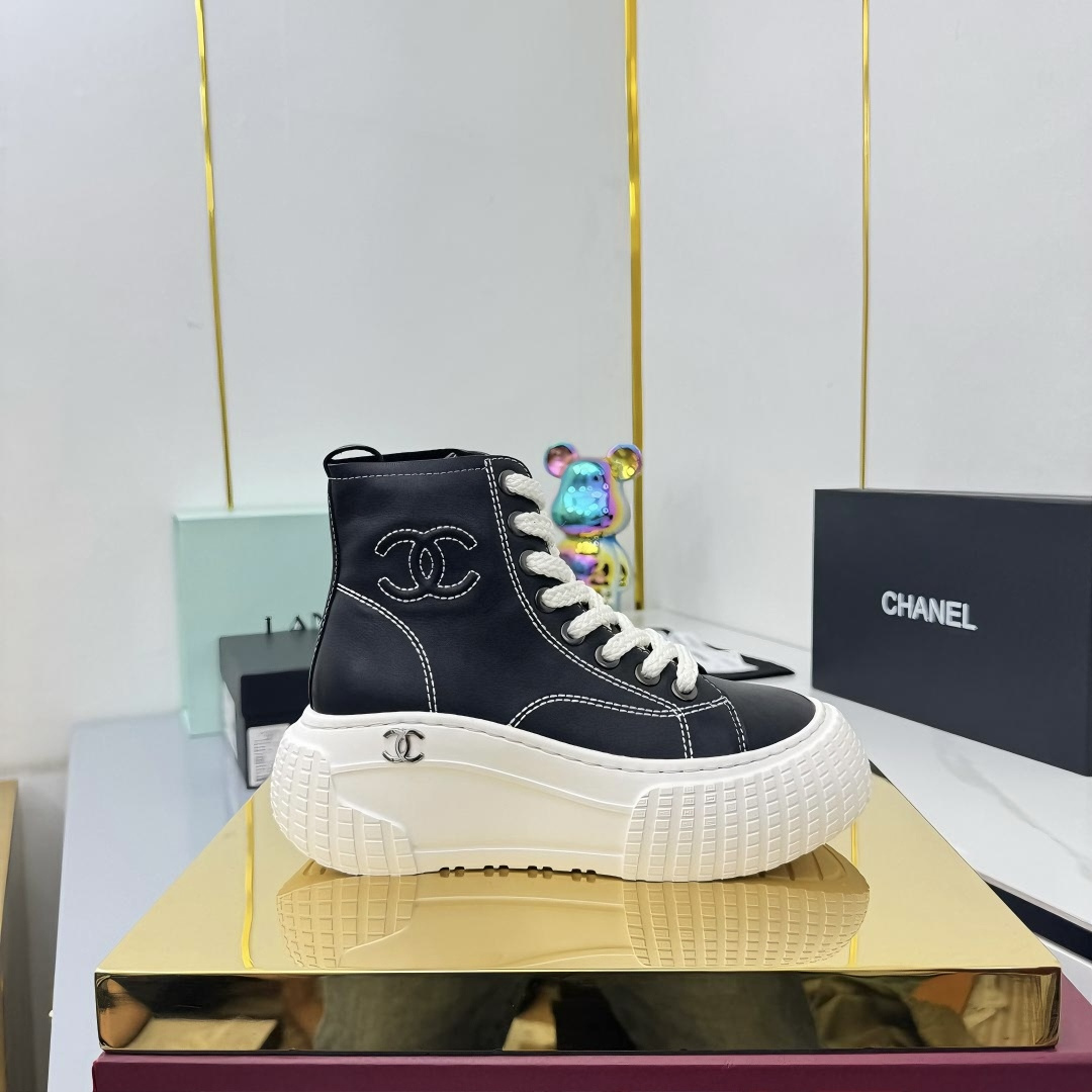 NO:465778,2025 Little Flavor Short Boots, a must-have item for this autumn and winter!  !  Chanel's hot short boots in autumn and winter, Xiaohongshu is highly recommended, and it looks good no matter how you match it. It is a must-have for fashionable things. Chanel's women love simple but irresistible matching to show unique styles of dressing, free mixing and matching are shining in place and keep up with the fashionable pace of Grandma Xiang!  !  !  Exquisite details enlarge the original mold opening hardware buckle. Top version purchasing level is created ★The upper is made of top layer cowhide, top layer cowhide, sheepskin footbed, tpu outsole. Size 35-39 (ordered by 40/41), boots, chanel, boots, cowhide, sheepskin198609092025小香短靴,本季秋冬季必备单品！！ 香奈儿秋冬重工爆款短靴 小红书力推款,怎么搭配都好看,时髦精必备,香奈儿女士钟爱简约又难以抗拒搭配展现与众不同的穿搭风格、自由混搭闪耀到位跟紧香奶奶时尚步伐！！！精致细节放大看原版开模五金扣 顶级版本代购级别打造★鞋面采用头层牛皮头层牛皮,羊皮垫脚,tpu大底 码数35-39（40/41订）,靴子,chanel,boots,cowhide,sheepskin,Women's Shoes