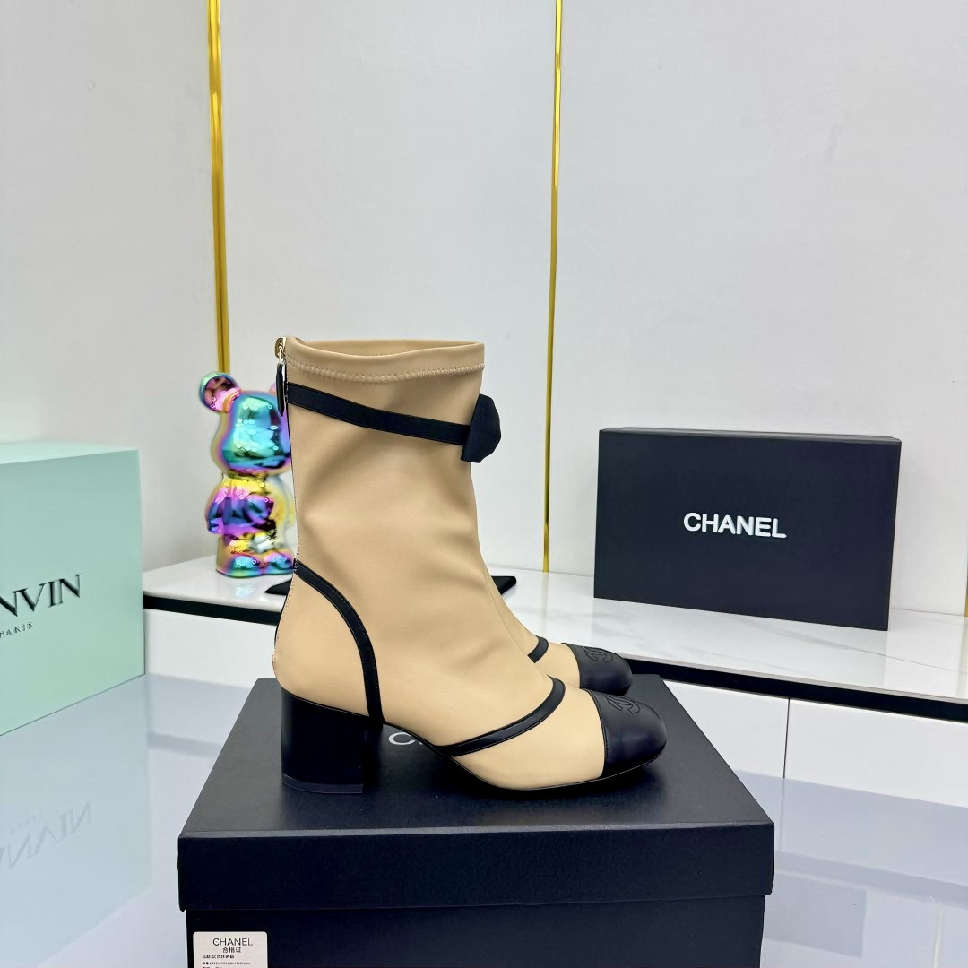 NO:465744,Little fragrance short boots, a must-have item for this autumn and winter!  !  Chanel's autumn and winter heavy industry hot product, Xiaohongshu is highly recommended, it looks good no matter how you match it, and it is a must-have for fashionable things. Chanel's women love simple but irresistible matching to show unique styles of dressing, free mixing and matching, and keep up with the fashionable pace of Grandma Shixiang!  !  !  Exquisite details enlarge the original mold opening hardware buckle. Top version purchasing level is created ★The upper is made of top layer cowhide, sheepskin footbed, genuine leather sole. Size 35-39 (ordered by 40/41) Mesh leather, boots, chanel, boots, cowhide, sheepskin, Leather soles19860909小香短靴,本季秋冬季必备单品！！ 香奈儿秋冬重工爆款 小红书力推款,怎么搭配都好看,时髦精必备,香奈儿女士钟爱简约又难以抗拒搭配展现与众不同的穿搭风格、自由混搭闪耀到位跟紧香奶奶时尚步伐！！！精致细节放大看原版开模五金扣 顶级版本代购级别打造★鞋面采用头层牛皮,羊皮垫脚,真皮大底 码数35-39（40/41订） 网皮,靴子,chanel,boots,cowhide,sheepskin,Leather soles,Women's Shoes