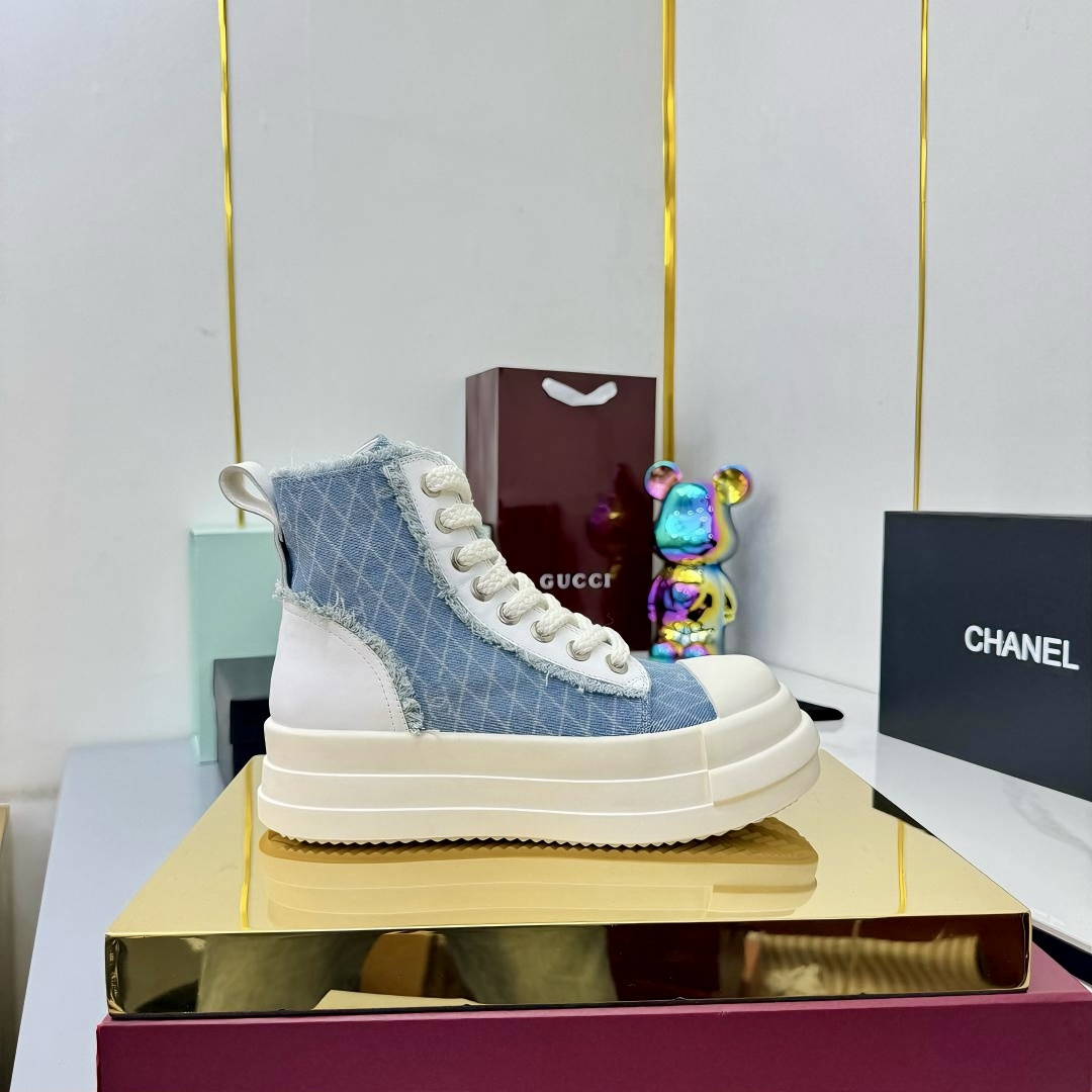 NO:465802,2025 Little Flavor Short Boots, a must-have item for this autumn and winter!  !  Chanel's hot short boots in autumn and winter, Xiaohongshu is highly recommended, and it looks good no matter how you match it. It is a must-have for fashionable things. Chanel's women love simple but irresistible matching to show unique styles of dressing, free mixing and matching are shining in place and keep up with the fashionable pace of Grandma Xiang!  !  !  Exquisite details enlarge the original mold opening hardware buckle. Top version purchasing level is created. ★The upper is made of top layer cowhide, top layer cowhide, sheepskin footbed, tpu outsole. Size 35-39 (ordered by 40/41) Buy now, boots, chanel, boots, cowhide, sheepskin198609092025小香短靴,本季秋冬季必备单品！！ 香奈儿秋冬重工爆款短靴 小红书力推款,怎么搭配都好看,时髦精必备,香奈儿女士钟爱简约又难以抗拒搭配展现与众不同的穿搭风格、自由混搭闪耀到位跟紧香奶奶时尚步伐！！！精致细节放大看原版开模五金扣 顶级版本代购级别打造★鞋面采用头层牛皮头层牛皮,羊皮垫脚,tpu大底 码数35-39（40/41订） 立即抢购,靴子,chanel,boots,cowhide,sheepskin,Women's Shoes