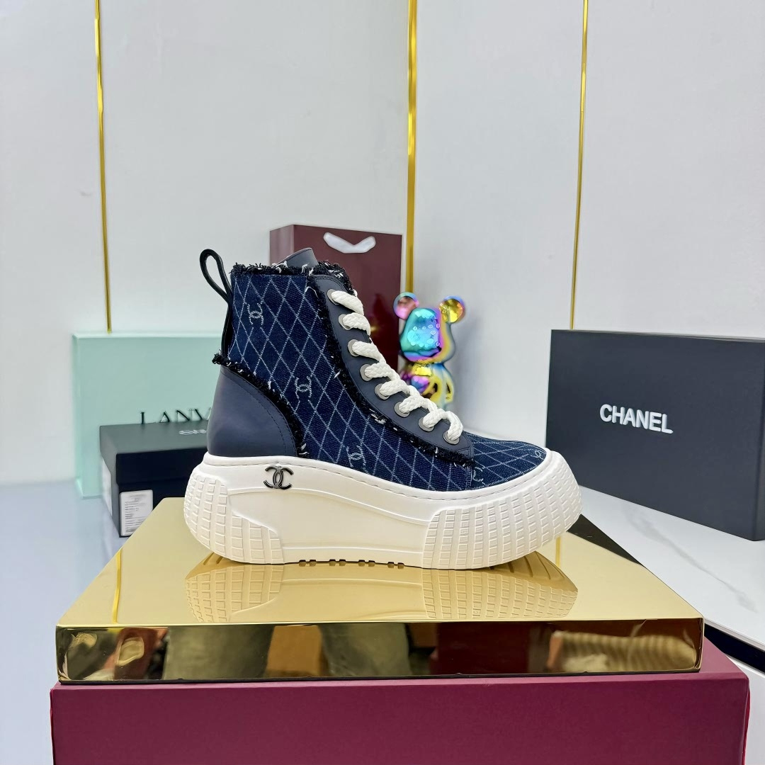 NO:465789,2025 Little Flavor Short Boots, a must-have item for this autumn and winter!  !  Chanel's hot short boots in autumn and winter, Xiaohongshu is highly recommended, and it looks good no matter how you match it. It is a must-have for fashionable things. Chanel's women love simple but irresistible matching to show unique styles of dressing, free mixing and matching are shining in place and keep up with the fashionable pace of Grandma Xiang!  !  !  Exquisite details enlarge to see the original mold opening hardware buckle. The top version of the purchasing level is created. ★ The upper is made of top layer cowhide, top layer cowhide, sheepskin footbed, tpu outsole. Size 35-39 (ordered by 40/41) Buy now Buy now Buy now, boots, chanel, boots, cowhide, sheepskin198609092025小香短靴,本季秋冬季必备单品！！ 香奈儿秋冬重工爆款短靴 小红书力推款,怎么搭配都好看,时髦精必备,香奈儿女士钟爱简约又难以抗拒搭配展现与众不同的穿搭风格、自由混搭闪耀到位跟紧香奶奶时尚步伐！！！精致细节放大看原版开模五金扣 顶级版本代购级别打造★鞋面采用头层牛皮头层牛皮,羊皮垫脚,tpu大底 码数35-39（40/41订） 立即抢购 立即抢购,靴子,chanel,boots,cowhide,sheepskin,Women's Shoes