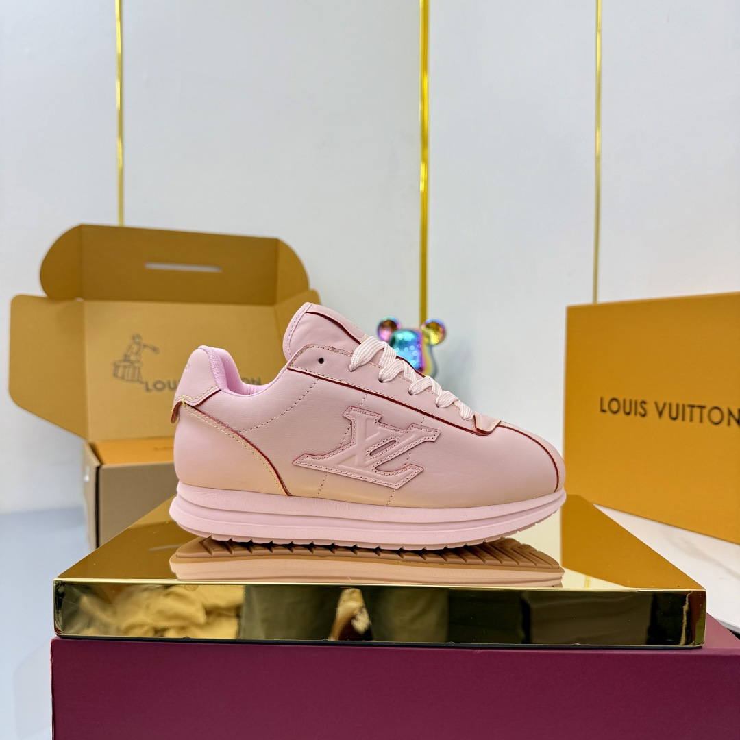 NO:478712,Top version for women and men!  !  !  High goods come!  !  !  LV | Louis Vuitton 2025 Autumn and Winter New Models, Original Consistent Latest Bread Casual Shoes, Hard Products New, Purchase Level!  Full of high-end feeling!  A popular model from domestic and foreign bloggers, retro and fashionable, beautiful!  Wear it with a lot of happiness!  Official website main model★ ━━━━━ t ━━━━━━━━━━━━━━━━━━━━━━━━━━━━━━━━━━━━━━━━━━━━━━━━━━━━━━━━─Original custom imported calfskin fabric inner lining Italian imported breathable gauze mesh outsole rubber PU high-end sole Shoes: Women 35-40 Men 40-45, casual shoes/sports shoes, louis vuitton, louis vuitton, sneakers, cowhide19860909女男顶级版本！！！高货来！！！ LV | 路易威登 2025 2025秋冬新款 原版一致 最新款面包休闲鞋 硬货上新 代购级别！高级感十足！国内外博主刷爆的一款,复古又时髦上脚美炸了！穿上满满的幸福感！官网主推款★ ━━━━━ t ━━━━━ 鞋面原版订制进口小牛皮面料 内里意大利进口透气纱网 大底橡胶PU高端大底 鞋码: 女35-40 男40-45,休闲鞋/运动鞋,louis vuitton,louis vuitton,sneakers,cowhide,Women's Shoes