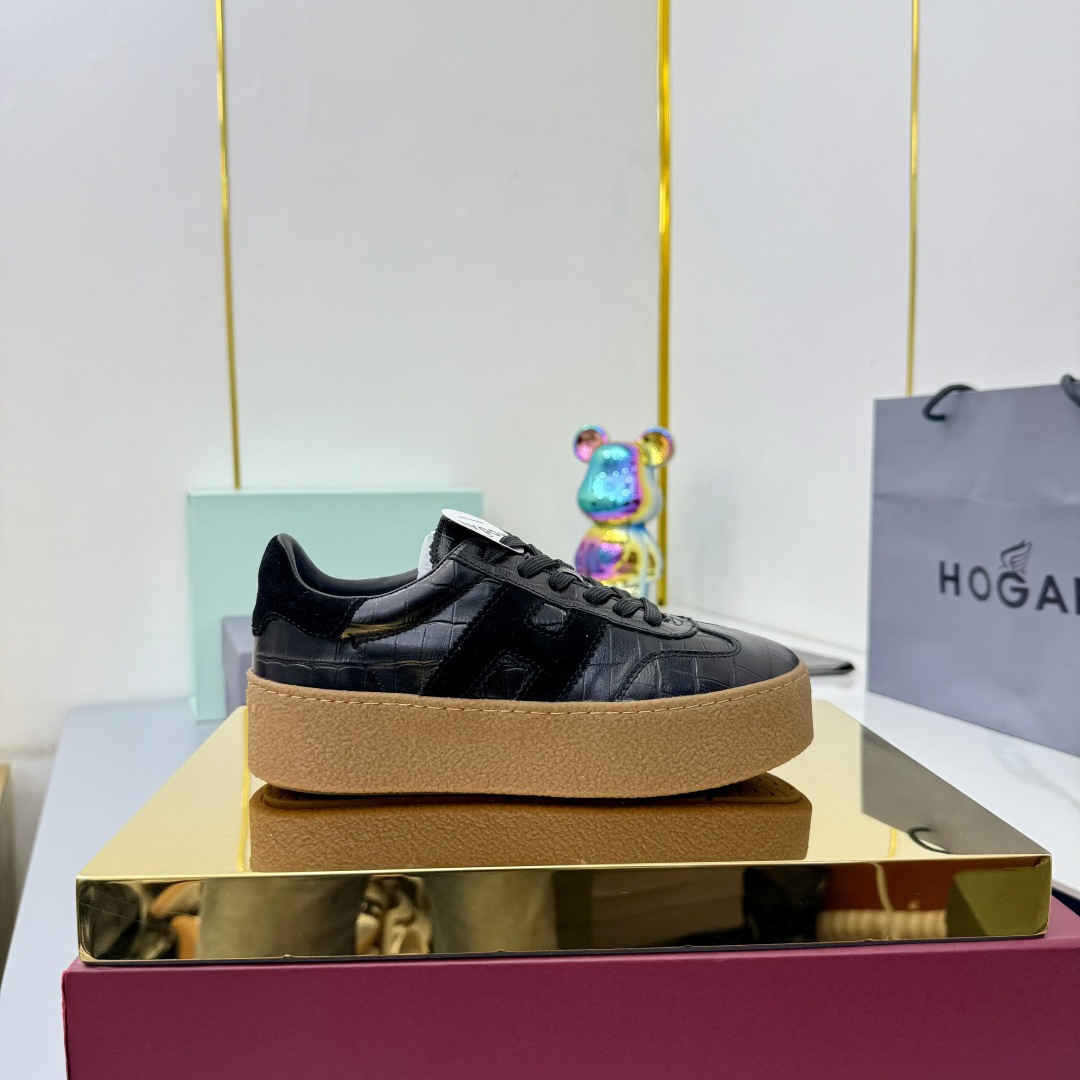 NO:478706,Top version of women's Hogan Hogan Latest Platform series H698 Thick sole Casual sports shoes German training shoes Original purchase and development Made this Platform series sports and casual shoes, line drawing, reconstructing style, and revealing a cool pace. It cleverly combines retro elements and urban fashion, the shoe shape is simple and neat without losing its distinctive and innovative self. The delivery counter is exquisitely packaged Fabric: Original custom imported top layer cowhide Inner: Original custom soft sheepskin outsole Outsole: Original open mold-proof rubber outsole Sole thickness: 4.5CM Size: Women's 35-40, casual shoes/sports shoes, hogan,tom ford, sneakers, cowhide, sheepskin19860909顶级版本女款 Hogan霍根 最新Platform系列H698 厚底 休闲 运动鞋 德训鞋 原版购入开发 做货 这款Platform系列运动休闲鞋,线条勾绘,重构风格,释出飒爽步伐.巧妙糅合复古元素和都市时尚,鞋型简约利落又不失鲜明新意自我 配送专柜精美包装 面料: 原版定制进口头层牛皮 内里: 原版定制柔软羊皮里 大底: 原版开模防滑橡胶大底 底厚: 4.5CM Size: 女款35-40,休闲鞋/运动鞋,hogan,tom ford,sneakers,cowhide,sheepskin,Women's Shoes