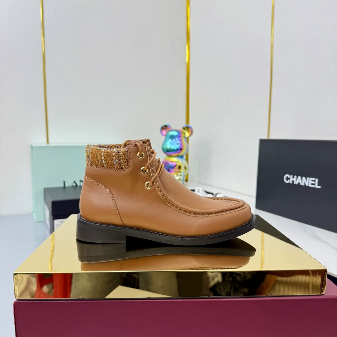 NO:479356,2025CHANEL Chanel new style and nude boots, amazing. The classic leather material is matched with small fragrance fabric color combination, with a high-end feel, and the fashionableness is instantly full of fashion~ Different colors are easy to use, and you can wear a unique fragrant grandma style with skirts and pants. You can use it to commute and shop. Whose fashion DNA is moving? I don’t say that. If you own it, you want to walk with the style. A true fashionable essence boot. Fabric cowhide inner sheepskin. Color black, brown, brown, gray, black suede. Heel height 2.0cm. Number of 5-40 (34.41.42 customized), boots, chanel, chanel, boots, skirts, cowhide, sheepskin, chamois leather198609092025CHANEL 香奈儿新款及裸靴短靴,绝了 经典的皮料搭配小香布艺拼色,自带高级感,上脚瞬间时髦度拉满～ 不同配色都好戳,搭裙子、裤子都能穿出独一份的香奶奶风格,通勤逛街都不误,是谁的时尚DNA动了,我不说 拥有它,走路都想带着风,妥妥的时髦精本命靴 面料牛皮 内里羊皮 颜色黑色,棕色,咖色,灰色,黑色麂皮 跟高2.0cm 码数5-40（34.41.42定做）,靴子,chanel,chanel,boots,skirts,cowhide,sheepskin,chamois leather,Women's Shoes