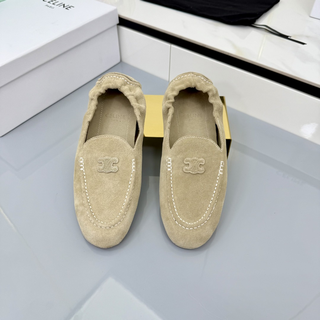 NO:479349,Celin* 25ss new one-legged loafers. This year, you must buy a pair of celine loafers, retro style classic style, super versatile, simple and atmospheric, classic one-legged design, simple and fashionable, combine gentleness and texture, and can be matched at will, and the true beauty bar all show its brand atmosphere. Upper: ox back velvet, matte inner skin, outsole: original open mold sole Size35-40 (40 custom made without return or exchange), loafers, celine, loafers, skirts19860909Celin* 25ss 新款 一脚蹬乐福鞋 今年必须要入手一双celine乐福鞋 ,复古风经典款 超级百搭 简单大气 经典的一脚蹬设计 简约时髦 把温柔和质感合并 无论裙装裤装都能随意搭配 妥妥的颜霸 无不彰显它的品牌气息. 鞋面:牛反绒 内里磨砂皮 大底:原版开模大底 Size35-40（40订做不退换）,乐福鞋,celine,loafers,skirts,Women's Shoes