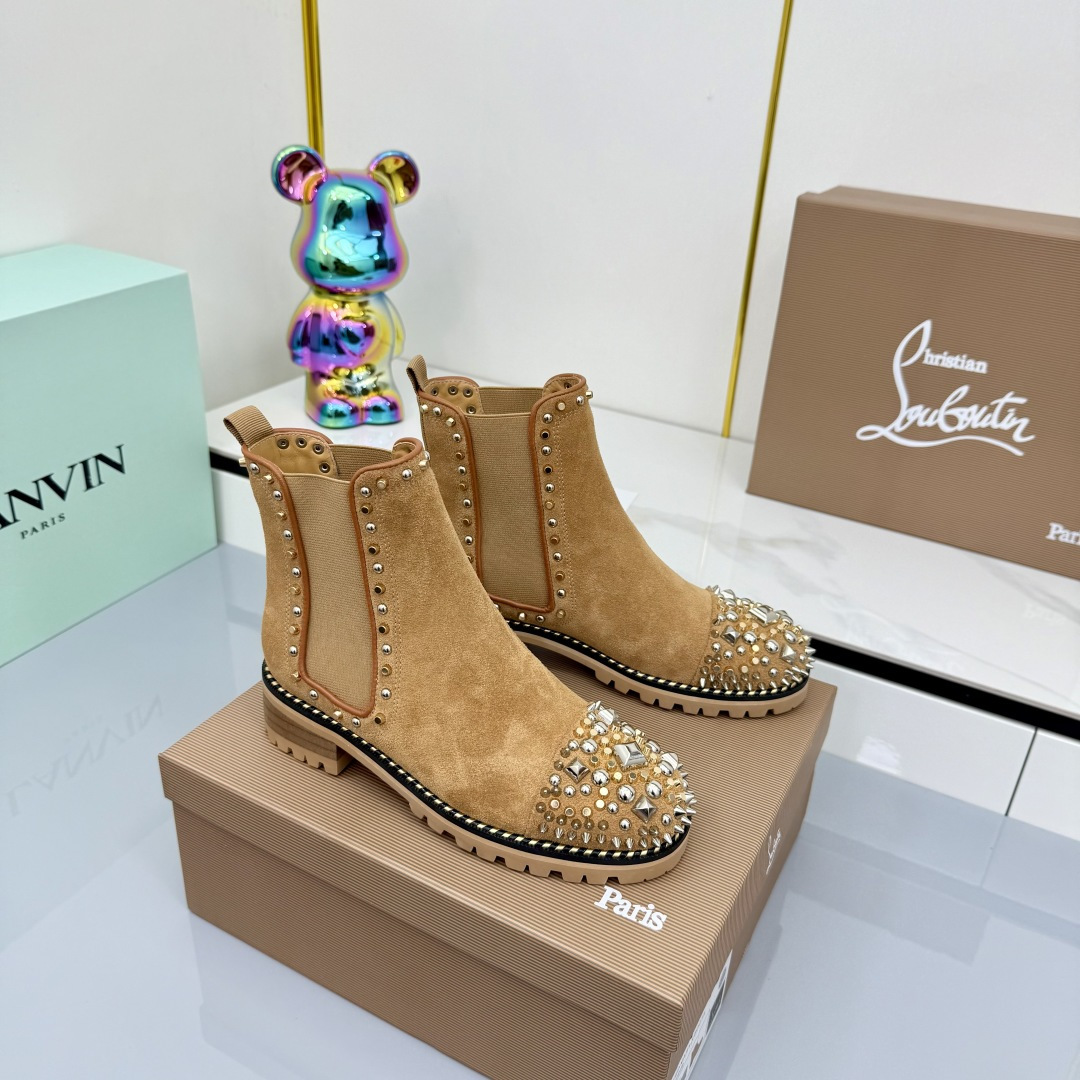 NO:479342,Classic hits. It is a long-lasting and beautiful look. It will be sold in the picture above. Christian Louboutin autumn and winter style. Original high-quality counter products are developed. Original cover full and handsome boot shape, toe rivet design, top-level craftsmanship, double-layer black and red color combination combination of outsole, chromatic gloss texture is completely comparable to the authentic one, various craftsmanship and celebrity street photography are all hot selling points, and it is also the reason why our factory strongly recommends it!  Imported calfskin with electroplated hardware rivets!  All sheepskin inside!  Top-level craftsmanship is not a combination of two-color rubber outsole, configuration counter original packaging Szie: 35-40 (41 can be customized), boots, boots, cowhide, sheepskin19860909经典爆款.经久好看.上图必卖. Christian Louboutin秋冬款 原版开发高品质专柜新品、原版套宣饱满帅气靴形、鞋头铆钉设计、配加顶级工艺双层黑红配色组合大底、色度光泽质感完全媲美正品、种种工艺加上明星上脚·名人街拍都是爆卖点、也是本厂强烈推荐的理由！ 材质面料进口小牛皮配电镀五金铆钉！内里垫脚全羊皮！顶级工艺不是一般工厂可做到的组合双色橡胶大底、配置专柜原版包装 Szie: 35-40（41可订做）,靴子,boots,cowhide,sheepskin,Women's Shoes