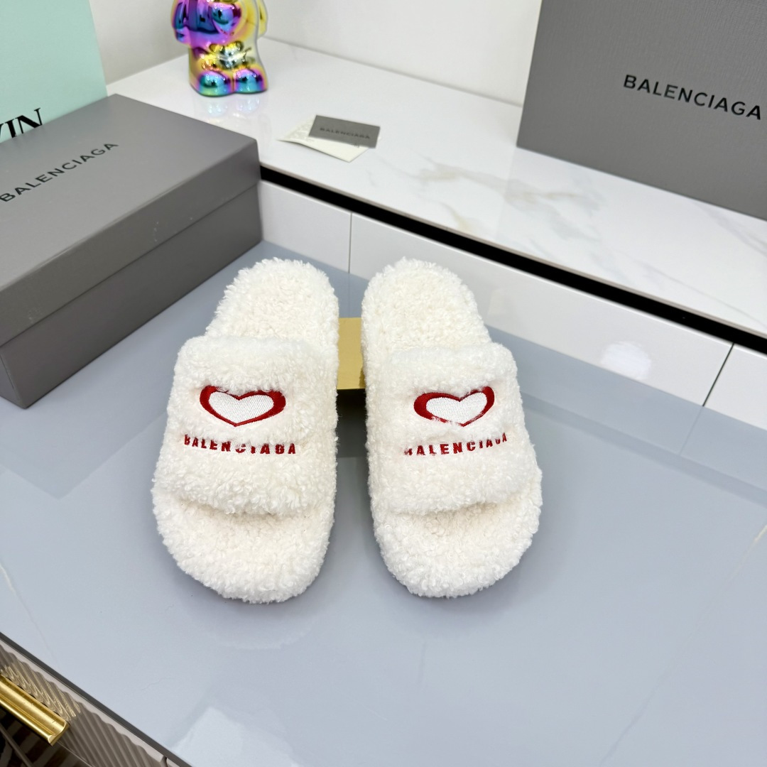 NO:479339,*Balenicaga 2025 winter new thick-soled wedge-wool slippers with invincible height enhancement effect [color] Who can not love it?  The foot is a little heavy, but the legs are thin, and the feet feel good. A pair of shoes must be bought in the shoe cabinet in summer. The fabric and fur are integrated, wool. Original rubber LOGO sole. Size: 35-40 (41 custom made without return or exchange), fur shoes and slippers, balenciaga, slippers19860909*巴黎世家2025冬季新款厚底坡跟毛拖鞋 无敌增高效果 [色]谁能不爱呢？上脚稍微有点重 但巨显腿细 脚感很好 夏天鞋柜必入的一双鞋子 面料皮毛一体,羊毛 原版橡胶LOGO底 码数:35-40（41订做不退换）,毛毛鞋拖鞋,balenciaga,slippers,Women's Shoes