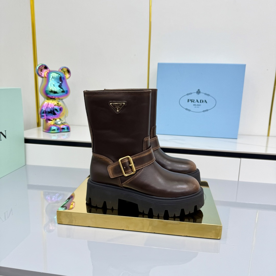 NO:479333,Suede and leather PRADA Prada classic triangle logo with one foot to hit the king's women's boots short boots series that can't be bought in winter is definitely a hit this year!  !  Very beautiful!  Prada boots are really wow!  The whole series uses a variety of imported materials to make your legs look thin and elegant. The whole series uses a variety of imported materials to polish and grunge calfskin, beaded cowhide, beef velvet and high merceration, and water-dyed sheepskin in the inner layer. The foam bottom is light and comfortable!  Size35-41 (40 41 custom made no return or exchange), snow boots, prada, prada, boots, cowhide, sheepskin19860909出绒面,皮面 PRADA 普拉达经典三角标一脚蹬王炸女靴 短靴 冬天买不到的系列,绝对是今年的大爆款！！贼好看！Prada靴子真的很哇塞！上脚大气显腿瘦气质这块刚好拿捏 全系列采用多种进口材料擦色打腊小牛皮,开边珠牛皮,牛反绒高丝光,内里水染羊皮 发泡底轻便舒适！ Size35-41（40 41 订做不退换）,雪地靴,prada,prada,boots,cowhide,sheepskin,Women's Shoes