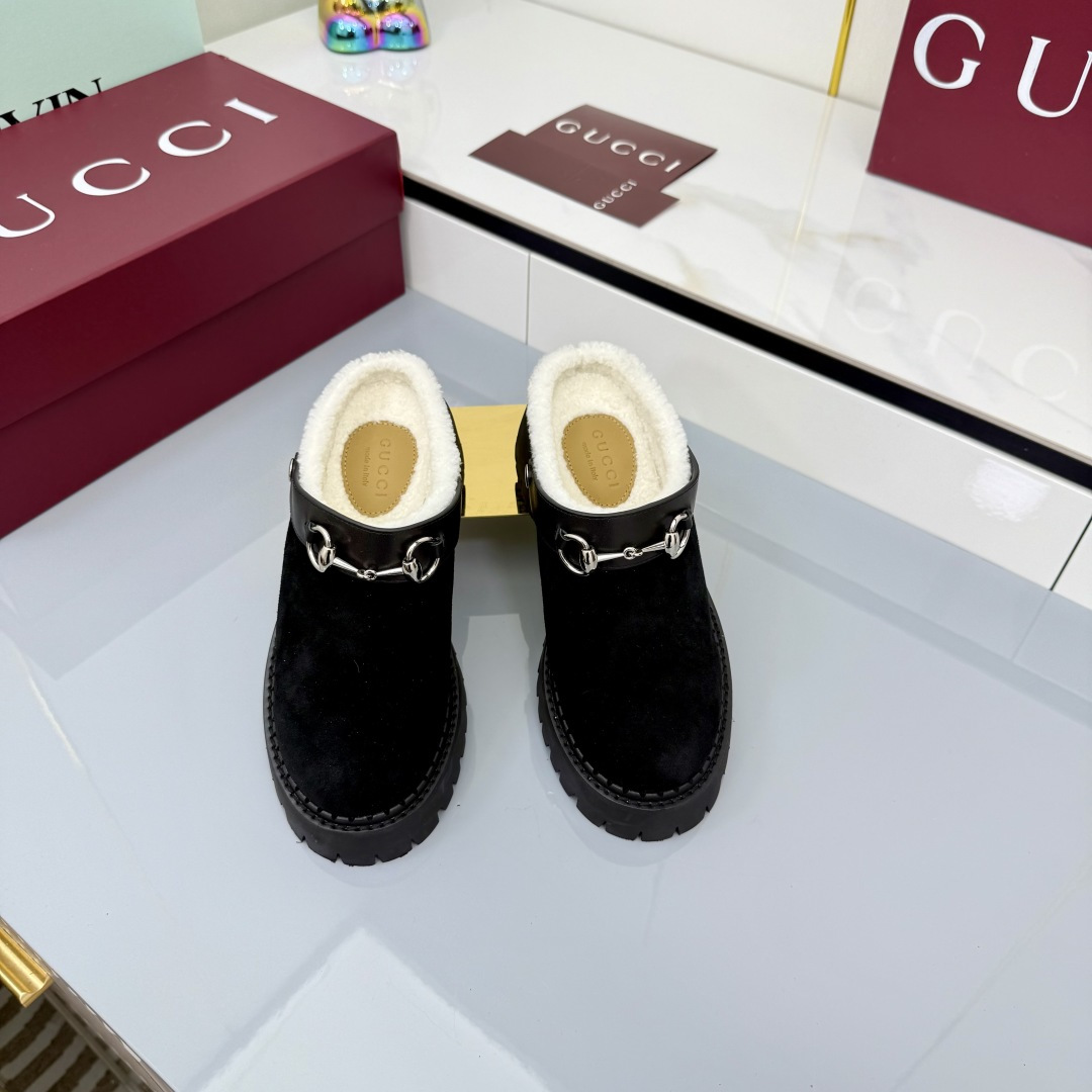 NO:480762,Wool model 2025 early autumn new model GUCCi high-end boutique single shoes v Gucci [Paint Leather G G Crystal] mesh diamond luxury crystal loafers top purchasing quality!  The original version is replicated 1:1, and every detail has been carefully polished and carefully made. It can be compared with ZG, with the same quality as the ZG!  This series focuses on creating highlights of the items through details, and uses feminine details such as lace crystal and tulle to show the new concept of femininity. This loafer is carefully embellished with the whole body GG pattern, and uses shining crystal to create a stunning work to revive the charm of contemporary women. Original custom fabric imported patent leather + imported silk screen + rhinestone GG full body crystal Inner/foot pad imported sheepskin lining Heel flat heel Size 35-42 [404142 Customized] No return and exchange Packaging full set of Encore burgundy original packaging Snap now Snap now Snap now Snap now Snap now Snap now Snap now Snap now Snap, snow boots, gucci, gucci, loafers, boots, sheepskin19860909羊毛款 2025早秋新款 GUCCi高端精品单鞋v古驰【漆皮G G水晶】网钻奢华水晶乐福鞋顶级代购品质！原版1:1复刻,毎个细节皆经过精心打磨细腻制作.可与ZG对比如一,无二品质！ 本系列尤为注重通过细节打造单品亮点,以蕾丝水晶和薄纱等富有女性魅力的细节,展现女性气质的新理念.这款乐福鞋精心点缀通体GG图案,运用闪耀动人的水晶打造令人惊艳的作品焕新诠释当代女性魅力 面料原版定制进口漆皮+ 进口丝网+水钻GG通体水晶 内里/垫脚进口羊皮里 鞋跟平跟 尺码35-42【404142定做】不退换 包装全套安可拉酒红原包装 立即抢购 立即抢购,雪地靴,gucci,gucci,loafers,boots,sheepskin,Women's Shoes