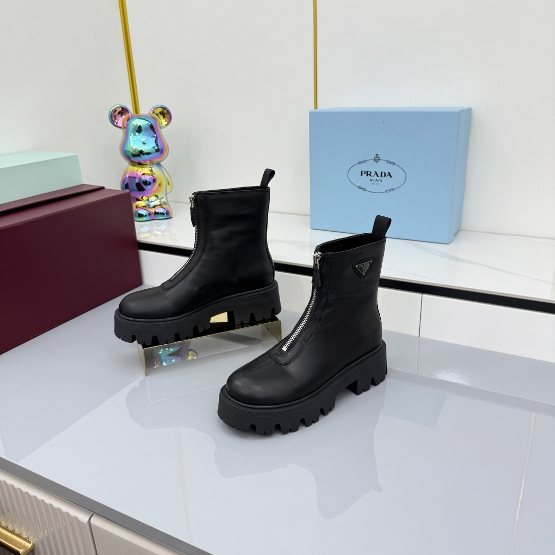 NO:480756,Suede and leather PRADA Prada classic triangle logo with one foot to hit the king's women's boots short boots series that can't be bought in winter is definitely a hit this year!  !  Very beautiful!  Prada boots are really wow!  The whole series uses a variety of imported materials to make your legs look thin and elegant. The whole series uses a variety of imported materials to polish and grunge calfskin, beaded cowhide, beef velvet and high merceration, and water-dyed sheepskin in the inner layer. The foam bottom is light and comfortable!  Size35-41 (40 41 Custom made without return) Buy now, boots, prada, prada, boots, cowhide, sheepskin19860909出绒面,皮面 PRADA 普拉达经典三角标一脚蹬王炸女靴 短靴 冬天买不到的系列,绝对是今年的大爆款！！贼好看！Prada靴子真的很哇塞！上脚大气显腿瘦气质这块刚好拿捏 全系列采用多种进口材料擦色打腊小牛皮,开边珠牛皮,牛反绒高丝光,内里水染羊皮 发泡底轻便舒适！ Size35-41（40 41 订做不退换） 立即抢购,靴子,prada,prada,boots,cowhide,sheepskin,Women's Shoes