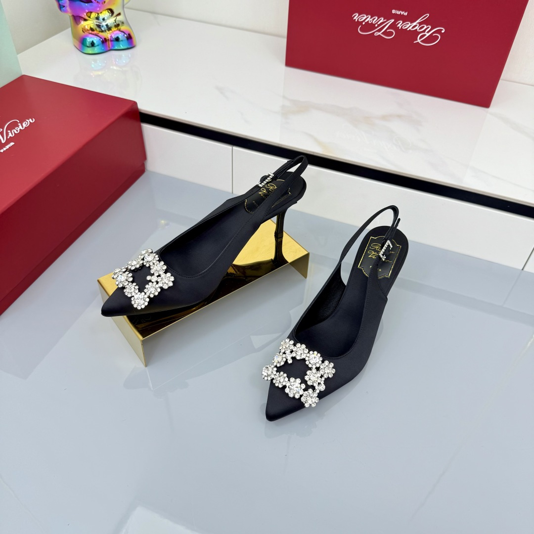 NO:480749,【RV】Virgule diamond buckle satin cloth heels, the new crystal buckle is amazing, the buckle heel strap is paired with a playful and cute kitten heel, it is safe and easy to walk, whether it is worn daily or at a party, it can bring you a comfortable experience, fairies, try it out, imported upper/high-end satin, inner footbed mixed lambskin Italian leather outsole Heel height is about 7cm 35-39 (.40 customized, non-return and exchange) Buy now, high heels, sandals, high heels, sheepskin, Leather soles19860909【RV】Virgule钻扣缎布露跟鞋 新款水晶扣太绝了 搭扣露跟袢带配上俏皮可爱的小猫跟 稳当好走,无论日常穿着还是参加派对都能给你带来舒适体验仙女们都给我去试试看 鞋面进口/高档缎面 内里垫脚混种小羊皮 意大利真皮大底 跟高约 7cm 35-39（.40定制不退换） 立即抢购,高跟鞋凉鞋,sandals,high heels,sheepskin,Leather soles,Women's Shoes