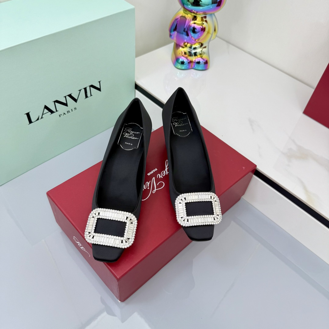NO:480735,【RV】Virgule diamond buckle satin cloth heels, the new crystal buckle is amazing, the buckle heels are paired with a playful and cute kitten heels, it is safe and easy to walk, whether it is worn daily or at parties, it can bring you a comfortable experience, fairies, try it out, imported upper/high-end satin, mixed lambskin, Italian leather outsole, heel height is about 7cm 35-39 (.40 customization, no return or exchange) Buy now, high heels, sheepskin, Leather soles19860909【RV】Virgule钻扣缎布露跟鞋 新款水晶扣太绝了 搭扣露跟袢带配上俏皮可爱的小猫跟 稳当好走,无论日常穿着还是参加派对都能给你带来舒适体验仙女们都给我去试试看 鞋面进口/高档缎面 内里垫脚混种小羊皮 意大利真皮大底 跟高约 7cm 35-39（.40定制不退换） 立即抢购,高跟鞋单鞋,high heels,sheepskin,Leather soles,Women's Shoes