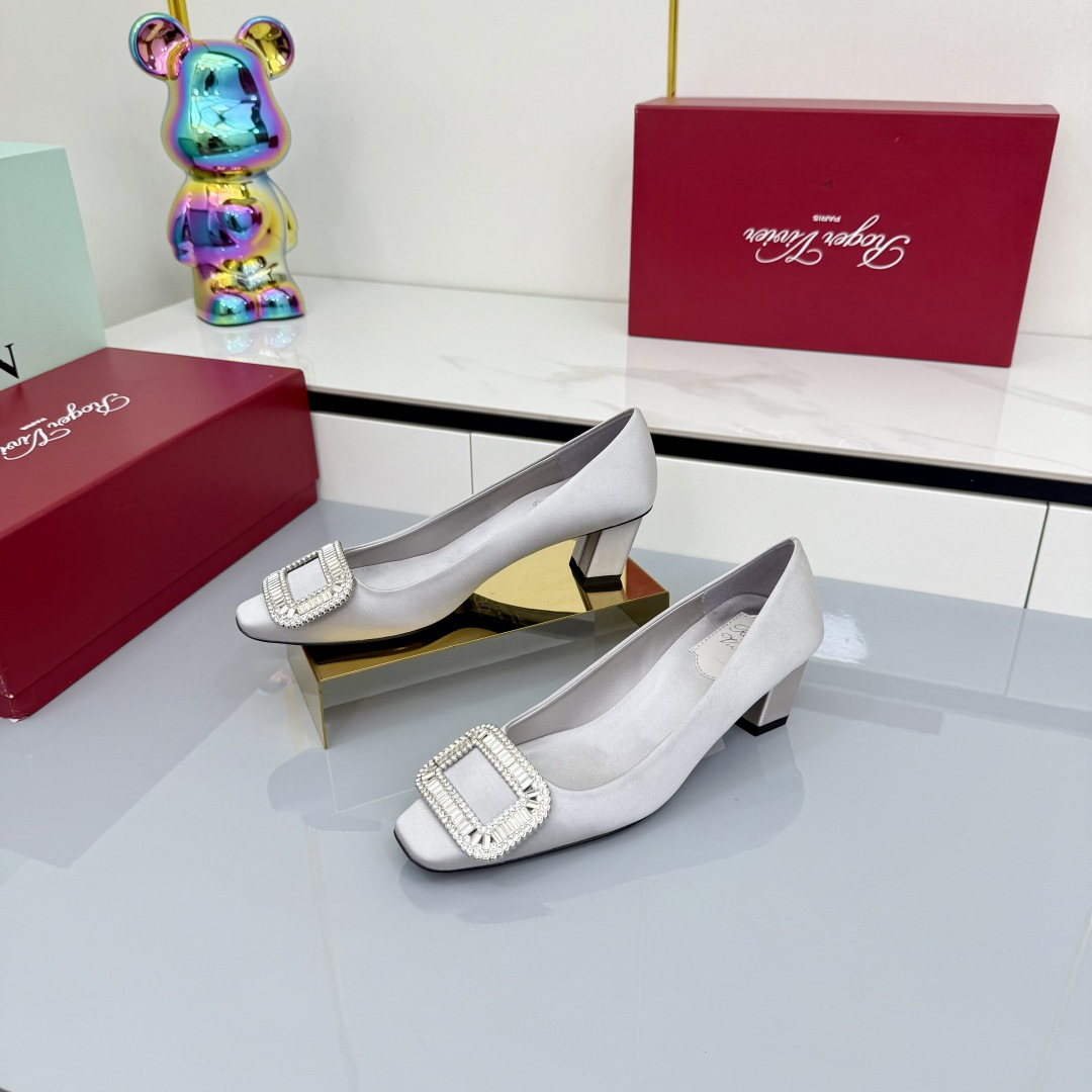 NO:480739,【RV】Virgule diamond buckle satin cloth heels, the new crystal buckle is amazing, the buckle heels are paired with a playful and cute kitten heels, it is safe and easy to walk, whether it is worn daily or at parties, it can bring you a comfortable experience, fairies, try it out, imported upper/high-end satin, mixed lambskin, Italian leather outsole, heel height is about 7cm 35-39 (.40 custom-made, no return and exchange, high heels, sheepskin, Leather soles19860909【RV】Virgule钻扣缎布露跟鞋 新款水晶扣太绝了 搭扣露跟袢带配上俏皮可爱的小猫跟 稳当好走,无论日常穿着还是参加派对都能给你带来舒适体验仙女们都给我去试试看 鞋面进口/高档缎面 内里垫脚混种小羊皮 意大利真皮大底 跟高约 7cm 35-39（.40定制不退换,高跟鞋单鞋,high heels,sheepskin,Leather soles,Women's Shoes