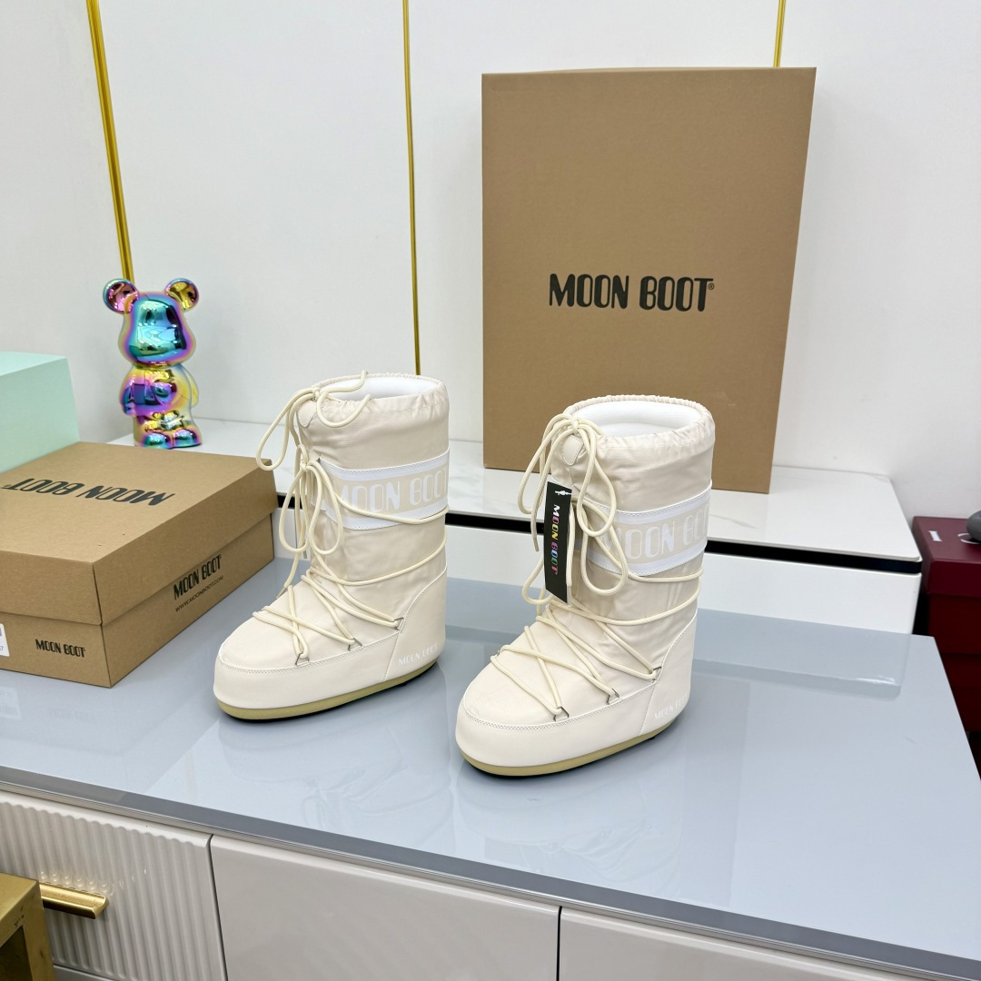 NO:558751,Moon Boot 25ss The latest snow boots series for autumn and winter... Ugly snow short boots. Forget UGG, fashionable people are wearing Moon Boot snow boots. If you find it difficult to accept the revival of UGG, then there is a more alternative snow boot that is back. It is 4 cm taller. That is the Moon Boot. It was already very popular in the millennium. Paris Hilton, Victoria Beckham and other celebrities often wore it, and now the Y2K trend is popular again.  The same QQ show outfit worn by young children. The ugly snow boots that have been shown by thousands of people have become popular again. No matter whether they are men or women, they look slim and warm and easy to wear. Fabric: 70 cotton and 30 plastic. Lining: Silk cotton liner. Feet: Silk cotton liner. Outsole: Thermoplastic rubber. Sole thickness: 4cm.   Size#35-41 (41 customized, non-refundable), snow boots, boots19860909Moon Boot 25ss 秋冬最新款雪地靴系列……丑萌雪地短靴 忘了UGG吧,时髦人都在穿Moon Boot雪地靴 如果你难以接受UGG的复兴 那现在有一款更另类的雪地靴又杀回来了 内增高4 cm那就是Moon Boot月亮靴 在千禧年就已经非常火了 当年paris hilton、victoria beckham 等名人经常穿它,如今Y2K风潮再次流行 痞幼同款QQ秀穿搭 万人大秀的丑萌雪地靴重新翻红 不分男女不分左右 看着巨无霸巨显瘦还暖和好穿 面料: 70棉纶30塑料 内里: 丝绵内胆 垫脚: 丝绵内胆 大底: 热塑性橡胶 底厚:4cm Size#35-41（41定制不退换）,雪地靴,boots,Women's Shoes