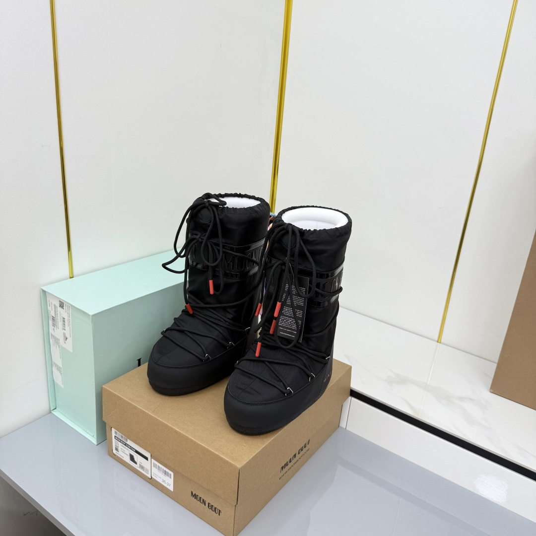 NO:558753,Moon Boot 25ss The latest snow boots series for autumn and winter... Ugly snow short boots. Forget UGG, fashionable people are wearing Moon Boot snow boots. If you find it difficult to accept the revival of UGG, then there is a more alternative snow boot that is back. It is 4 cm taller. That is the Moon Boot. It was already very popular in the millennium. Paris Hilton, Victoria Beckham and other celebrities often wore it, and now the Y2K trend is popular again.  The same QQ show outfit worn by young children. The ugly snow boots that have been shown by thousands of people have become popular again. No matter whether they are men or women, they look slim and warm and easy to wear. Fabric: 70 cotton and 30 plastic. Lining: Silk cotton liner. Feet: Silk cotton liner. Outsole: Thermoplastic rubber. Sole thickness: 4cm.   Size#35-41 (41 customized, non-refundable), snow boots, boots19860909Moon Boot 25ss 秋冬最新款雪地靴系列……丑萌雪地短靴 忘了UGG吧,时髦人都在穿Moon Boot雪地靴 如果你难以接受UGG的复兴 那现在有一款更另类的雪地靴又杀回来了 内增高4 cm那就是Moon Boot月亮靴 在千禧年就已经非常火了 当年paris hilton、victoria beckham 等名人经常穿它,如今Y2K风潮再次流行 痞幼同款QQ秀穿搭 万人大秀的丑萌雪地靴重新翻红 不分男女不分左右 看着巨无霸巨显瘦还暖和好穿 面料: 70棉纶30塑料 内里: 丝绵内胆 垫脚: 丝绵内胆 大底: 热塑性橡胶 底厚:4cm Size#35-41（41定制不退换）,雪地靴,boots,Women's Shoes