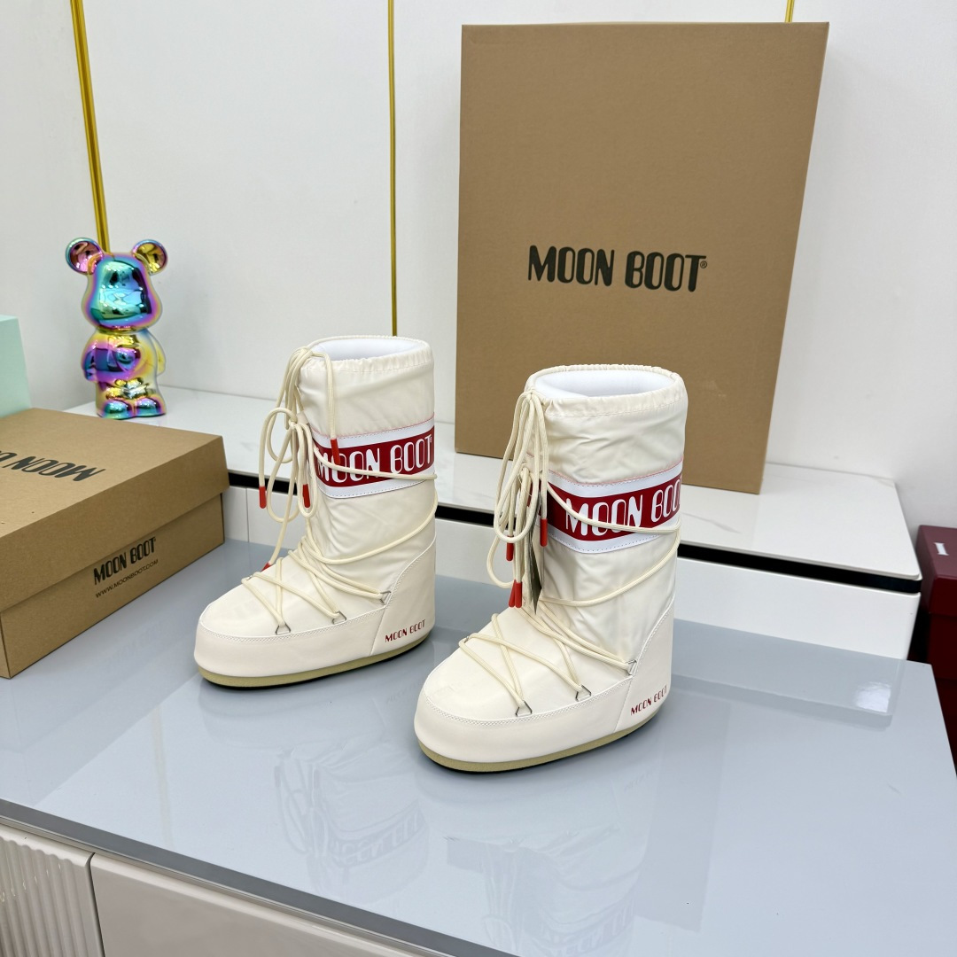 NO:558754,Moon Boot 25ss The latest snow boots series for autumn and winter... Ugly snow short boots. Forget UGG, fashionable people are wearing Moon Boot snow boots. If you find it difficult to accept the revival of UGG, then there is a more alternative snow boot that is back. It is 4 cm taller. That is the Moon Boot. It was already very popular in the millennium. Paris Hilton, Victoria Beckham and other celebrities often wore it, and now the Y2K trend is popular again.  The same QQ show outfit worn by young children. The ugly snow boots that have been shown by thousands of people have become popular again. No matter whether they are men or women, they look slim and warm and easy to wear. Fabric: 70 cotton and 30 plastic. Lining: Silk cotton liner. Feet: Silk cotton liner. Outsole: Thermoplastic rubber. Sole thickness: 4cm.   Size#35-41 (41 customized, non-refundable), snow boots, boots19860909Moon Boot 25ss 秋冬最新款雪地靴系列……丑萌雪地短靴 忘了UGG吧,时髦人都在穿Moon Boot雪地靴 如果你难以接受UGG的复兴 那现在有一款更另类的雪地靴又杀回来了 内增高4 cm那就是Moon Boot月亮靴 在千禧年就已经非常火了 当年paris hilton、victoria beckham 等名人经常穿它,如今Y2K风潮再次流行 痞幼同款QQ秀穿搭 万人大秀的丑萌雪地靴重新翻红 不分男女不分左右 看着巨无霸巨显瘦还暖和好穿 面料: 70棉纶30塑料 内里: 丝绵内胆 垫脚: 丝绵内胆 大底: 热塑性橡胶 底厚:4cm Size#35-41（41定制不退换）,雪地靴,boots,Women's Shoes