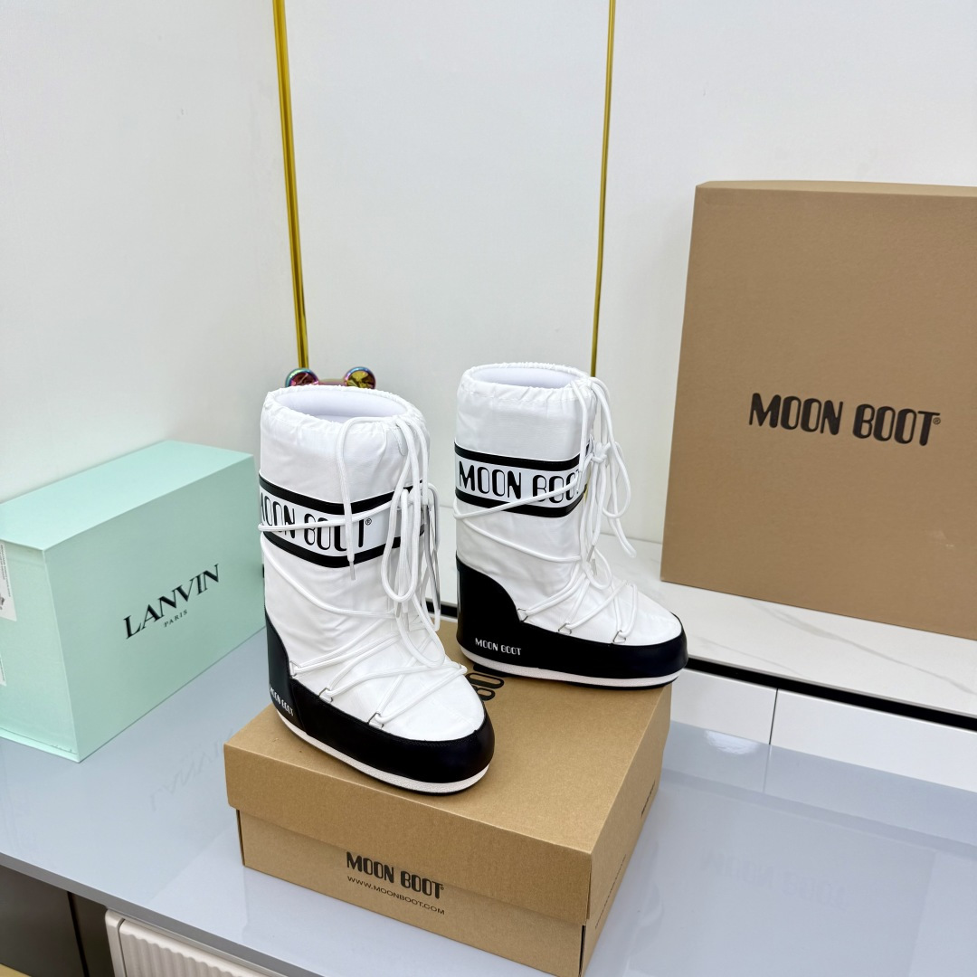 NO:558757,Moon Boot 25ss The latest snow boots series for autumn and winter... Ugly snow short boots. Forget UGG, fashionable people are wearing Moon Boot snow boots. If you find it difficult to accept the revival of UGG, then there is a more alternative snow boot that is back. It is 4 cm taller. That is the Moon Boot. It was already very popular in the millennium. Paris Hilton, Victoria Beckham and other celebrities often wore it, and now the Y2K trend is popular again.  The same QQ show outfit worn by young children. The ugly snow boots that have been shown by thousands of people have become popular again. No matter whether they are men or women, they look slim and warm and easy to wear. Fabric: 70 cotton and 30 plastic. Lining: Silk cotton liner. Feet: Silk cotton liner. Outsole: Thermoplastic rubber. Sole thickness: 4cm.   Size#35-41 (41 customized, non-refundable), snow boots, boots19860909Moon Boot 25ss 秋冬最新款雪地靴系列……丑萌雪地短靴 忘了UGG吧,时髦人都在穿Moon Boot雪地靴 如果你难以接受UGG的复兴 那现在有一款更另类的雪地靴又杀回来了 内增高4 cm那就是Moon Boot月亮靴 在千禧年就已经非常火了 当年paris hilton、victoria beckham 等名人经常穿它,如今Y2K风潮再次流行 痞幼同款QQ秀穿搭 万人大秀的丑萌雪地靴重新翻红 不分男女不分左右 看着巨无霸巨显瘦还暖和好穿 面料: 70棉纶30塑料 内里: 丝绵内胆 垫脚: 丝绵内胆 大底: 热塑性橡胶 底厚:4cm Size#35-41（41定制不退换）,雪地靴,boots,Women's Shoes