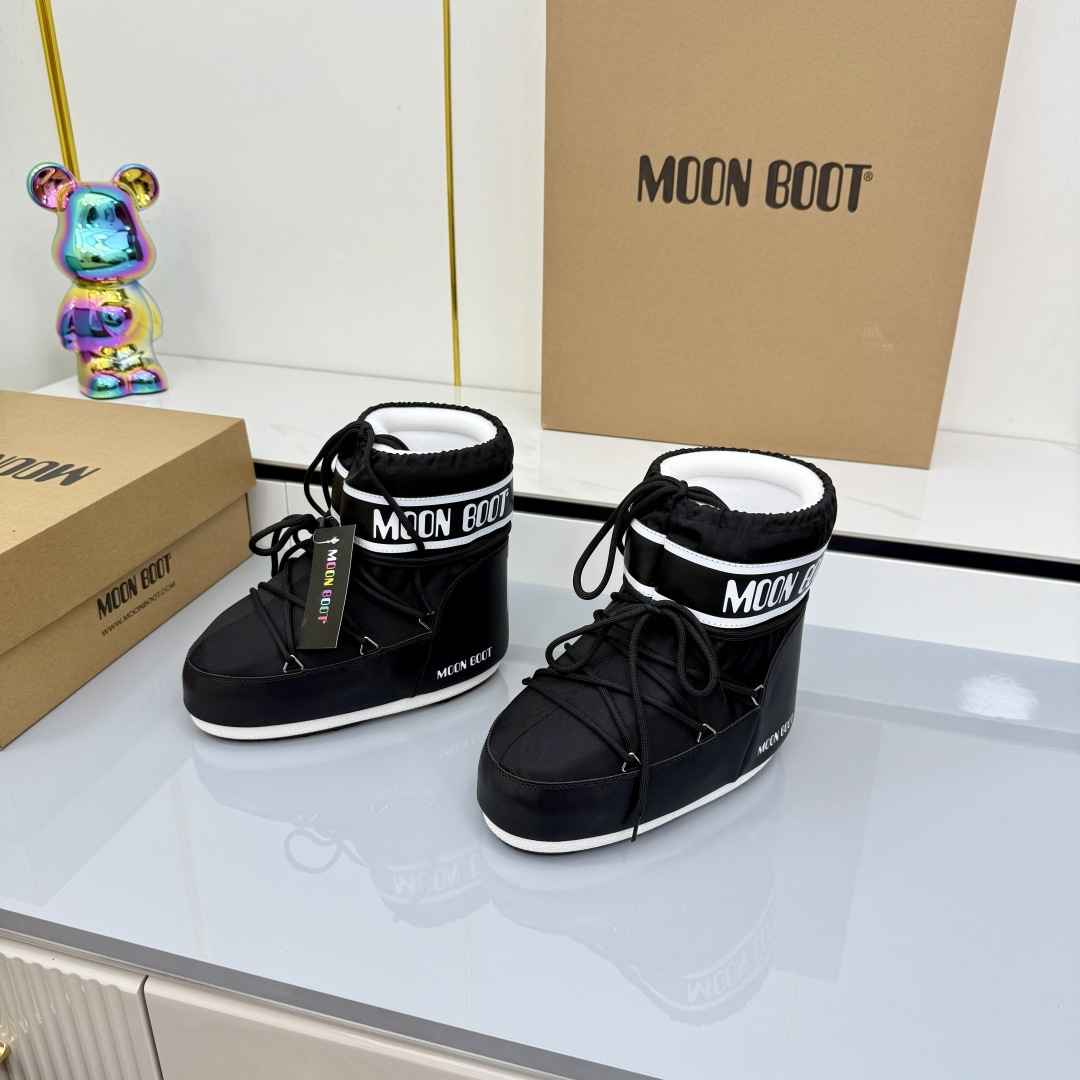 NO:558760,Moon Boot 25ss The latest snow boots series for autumn and winter... Ugly snow short boots. Forget UGG, fashionable people are wearing Moon Boot snow boots. If you find it difficult to accept the revival of UGG, then there is a more alternative snow boot that is back. It is 4 cm taller. That is the Moon Boot. It was already very popular in the millennium. Paris Hilton, Victoria Beckham and other celebrities often wore it, and now the Y2K trend is popular again.  The same QQ show outfit worn by young children. The ugly snow boots that have been shown by thousands of people have become popular again. No matter whether they are men or women, they look slim and warm and easy to wear. Fabric: 70 cotton and 30 plastic. Lining: Silk cotton liner. Feet: Silk cotton liner. Outsole: Thermoplastic rubber. Sole thickness: 4cm.   Size#35-41 (41 customized, non-refundable), snow boots, boots19860909Moon Boot 25ss 秋冬最新款雪地靴系列……丑萌雪地短靴 忘了UGG吧,时髦人都在穿Moon Boot雪地靴 如果你难以接受UGG的复兴 那现在有一款更另类的雪地靴又杀回来了 内增高4 cm那就是Moon Boot月亮靴 在千禧年就已经非常火了 当年paris hilton、victoria beckham 等名人经常穿它,如今Y2K风潮再次流行 痞幼同款QQ秀穿搭 万人大秀的丑萌雪地靴重新翻红 不分男女不分左右 看着巨无霸巨显瘦还暖和好穿 面料: 70棉纶30塑料 内里: 丝绵内胆 垫脚: 丝绵内胆 大底: 热塑性橡胶 底厚:4cm Size#35-41（41定制不退换）,雪地靴,boots,Women's Shoes