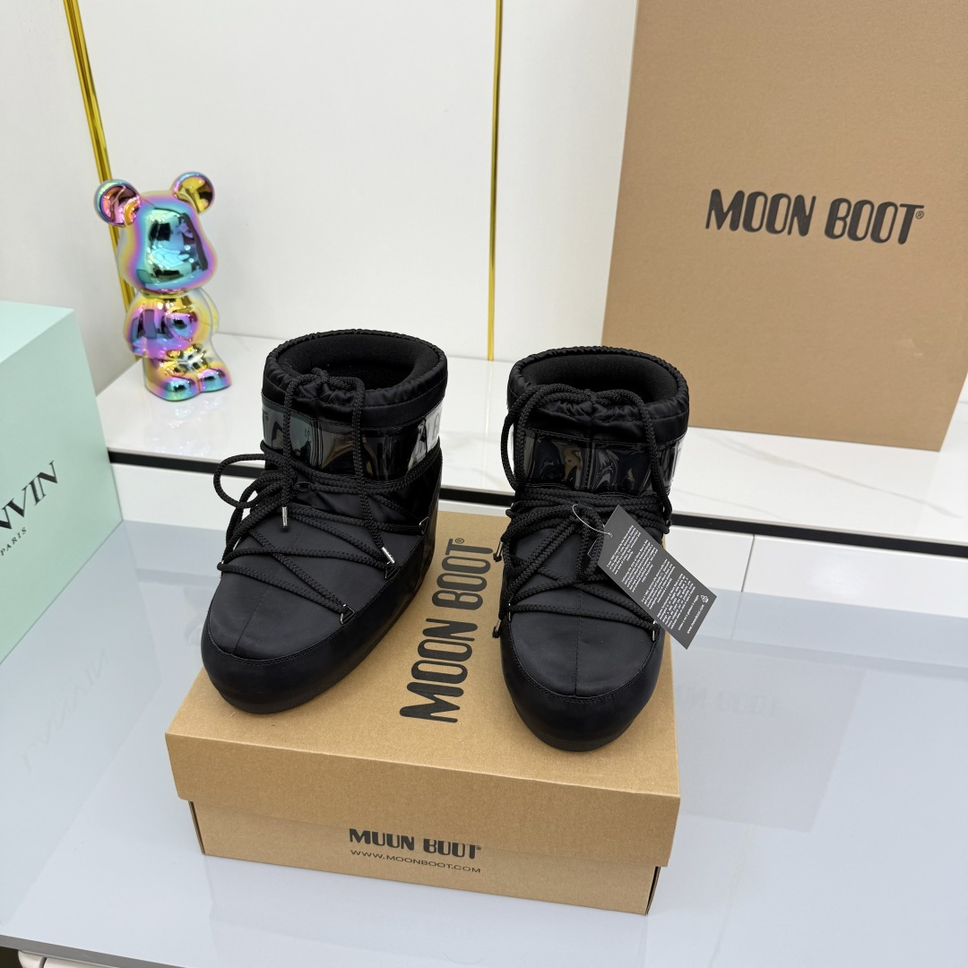 NO:558763,Moon Boot 25ss The latest snow boots series for autumn and winter... Ugly snow short boots. Forget UGG, fashionable people are wearing Moon Boot snow boots. If you find it difficult to accept the revival of UGG, then there is a more alternative snow boot that is back. It is 4 cm taller. That is the Moon Boot. It was already very popular in the millennium. Paris Hilton, Victoria Beckham and other celebrities often wore it, and now the Y2K trend is popular again.  The same QQ show outfit worn by young children. The ugly snow boots that have been shown by thousands of people have become popular again. No matter whether they are men or women, they look slim and warm and easy to wear. Fabric: 70 cotton and 30 plastic. Lining: Silk cotton liner. Feet: Silk cotton liner. Outsole: Thermoplastic rubber. Sole thickness: 4cm.   Size#35-41 (41 customized, non-refundable), snow boots, boots19860909Moon Boot 25ss 秋冬最新款雪地靴系列……丑萌雪地短靴 忘了UGG吧,时髦人都在穿Moon Boot雪地靴 如果你难以接受UGG的复兴 那现在有一款更另类的雪地靴又杀回来了 内增高4 cm那就是Moon Boot月亮靴 在千禧年就已经非常火了 当年paris hilton、victoria beckham 等名人经常穿它,如今Y2K风潮再次流行 痞幼同款QQ秀穿搭 万人大秀的丑萌雪地靴重新翻红 不分男女不分左右 看着巨无霸巨显瘦还暖和好穿 面料: 70棉纶30塑料 内里: 丝绵内胆 垫脚: 丝绵内胆 大底: 热塑性橡胶 底厚:4cm Size#35-41（41定制不退换）,雪地靴,boots,Women's Shoes