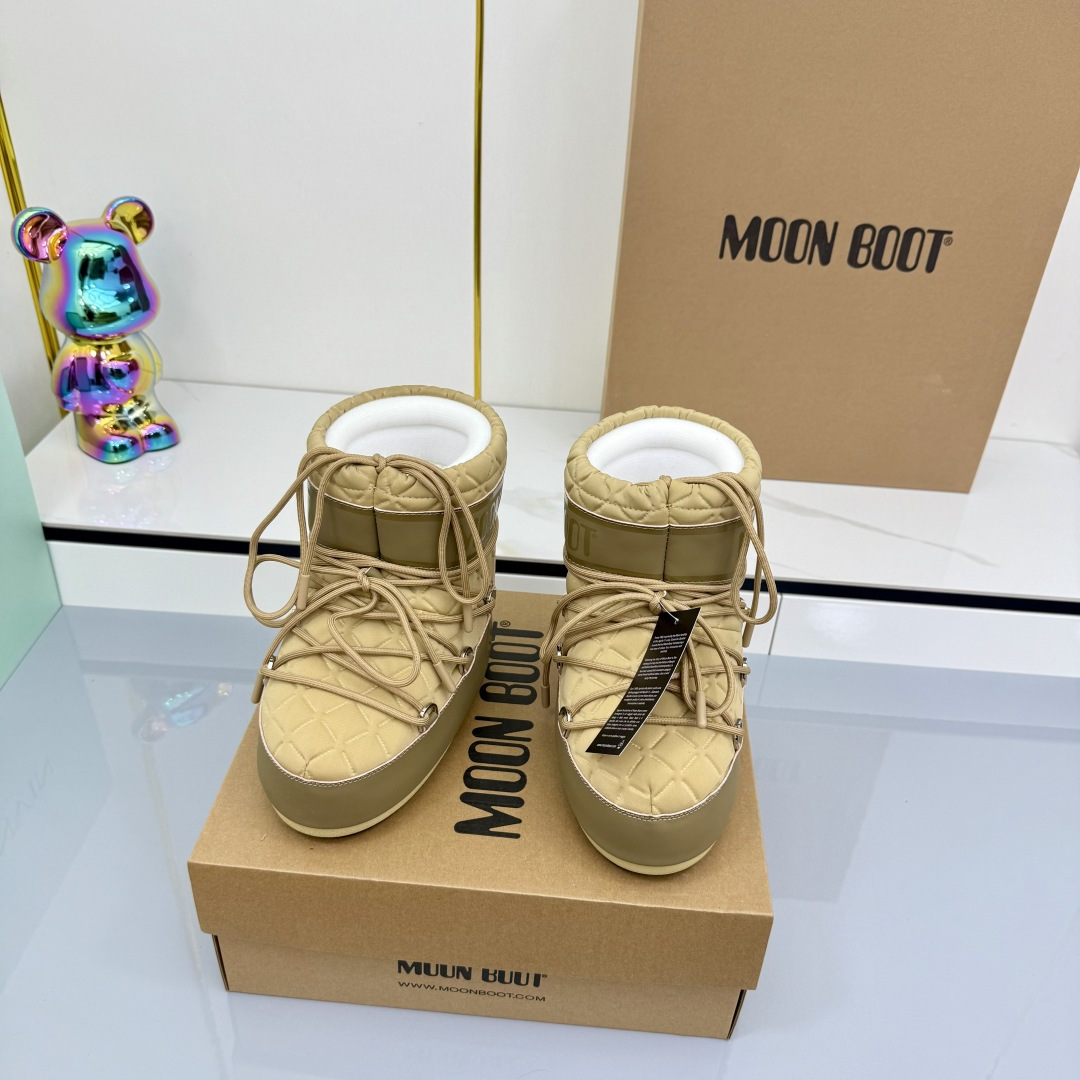 NO:558766,Moon Boot 25ss The latest snow boots series for autumn and winter... Ugly snow short boots. Forget UGG, fashionable people are wearing Moon Boot snow boots. If you find it difficult to accept the revival of UGG, then there is a more alternative snow boot that is back. It is 4 cm taller. That is the Moon Boot. It was already very popular in the millennium. Paris Hilton, Victoria Beckham and other celebrities often wore it, and now the Y2K trend is popular again.  The same QQ show outfit worn by young children. The ugly snow boots that have been shown by thousands of people have become popular again. No matter whether they are men or women, they look slim and warm and easy to wear. Fabric: 70 cotton and 30 plastic. Lining: Silk cotton liner. Feet: Silk cotton liner. Outsole: Thermoplastic rubber. Sole thickness: 4cm.   Size#35-41 (41 customized, non-refundable), snow boots, boots19860909Moon Boot 25ss 秋冬最新款雪地靴系列……丑萌雪地短靴 忘了UGG吧,时髦人都在穿Moon Boot雪地靴 如果你难以接受UGG的复兴 那现在有一款更另类的雪地靴又杀回来了 内增高4 cm那就是Moon Boot月亮靴 在千禧年就已经非常火了 当年paris hilton、victoria beckham 等名人经常穿它,如今Y2K风潮再次流行 痞幼同款QQ秀穿搭 万人大秀的丑萌雪地靴重新翻红 不分男女不分左右 看着巨无霸巨显瘦还暖和好穿 面料: 70棉纶30塑料 内里: 丝绵内胆 垫脚: 丝绵内胆 大底: 热塑性橡胶 底厚:4cm Size#35-41（41定制不退换）,雪地靴,boots,Women's Shoes