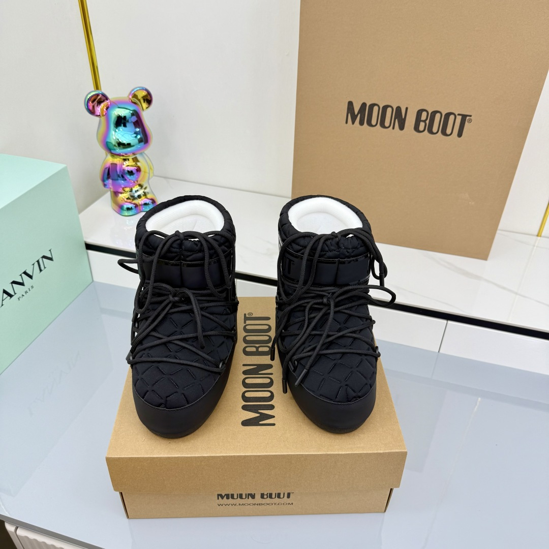 NO:558768,280Moon Boot 25ss The latest snow boots series for autumn and winter... Ugly snow short boots. Forget UGG, fashionable people are wearing Moon Boot snow boots. If you find it difficult to accept the revival of UGG, now there is a more alternative snow boot that is back. It is 4 cm taller. That is the Moon Boot. It was already very popular in the millennium. Celebrities such as Aris Hilton and Victoria Beckham often wore it. Now the Y2K trend is popular again.  The same QQ show outfit worn by young children. The ugly snow boots that have been shown by thousands of people have become popular again. No matter whether they are men or women, they look slim and warm and easy to wear. Fabric: 70 cotton and 30 plastic. Lining: Silk cotton liner. Feet: Silk cotton liner. Outsole: Thermoplastic rubber. Sole thickness: 4cm.   Size#35-41 (41 customized, non-refundable), snow boots, boots19860909280Moon Boot 25ss 秋冬最新款雪地靴系列……丑萌雪地短靴 忘了UGG吧,时髦人都在穿Moon Boot雪地靴 如果你难以接受UGG的复兴 那现在有一款更另类的雪地靴又杀回来了 内增高4 cm那就是Moon Boot月亮靴 在千禧年就已经非常火了 当年aris hilton、victoria beckham 等名人经常穿它,如今Y2K风潮再次流行 痞幼同款QQ秀穿搭 万人大秀的丑萌雪地靴重新翻红 不分男女不分左右 看着巨无霸巨显瘦还暖和好穿 面料: 70棉纶30塑料 内里: 丝绵内胆 垫脚: 丝绵内胆 大底: 热塑性橡胶 底厚:4cm Size#35-41（41定制不退换）,雪地靴,boots,Women's Shoes