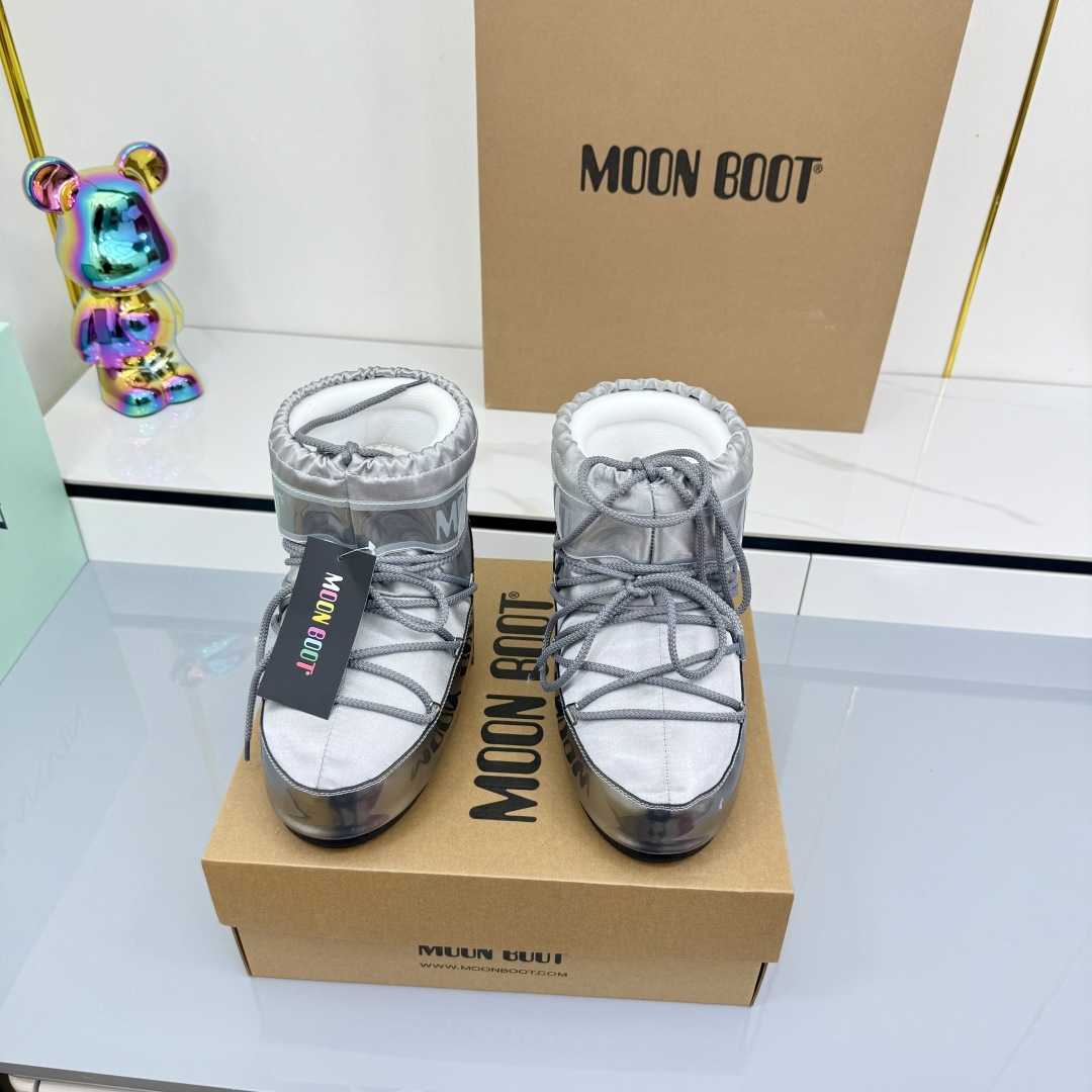 NO:558772,Moon Boot 25ss The latest snow boots series for autumn and winter... Ugly snow short boots. Forget UGG, fashionable people are wearing Moon Boot snow boots. If you find it difficult to accept the revival of UGG, then there is a more alternative snow boot that is back. It is 4 cm taller. That is the Moon Boot. It was already very popular in the millennium. Paris Hilton, Victoria Beckham and other celebrities often wore it, and now the Y2K trend is popular again.  The same QQ show outfit worn by young children. The ugly snow boots that have been shown by thousands of people have become popular again. No matter whether they are men or women, they look slim and warm and easy to wear. Fabric: 70 cotton and 30 plastic. Lining: Silk cotton liner. Feet: Silk cotton liner. Outsole: Thermoplastic rubber. Sole thickness: 4cm.   Size#35-41 (41 customized, non-refundable), snow boots, boots19860909Moon Boot 25ss 秋冬最新款雪地靴系列……丑萌雪地短靴 忘了UGG吧,时髦人都在穿Moon Boot雪地靴 如果你难以接受UGG的复兴 那现在有一款更另类的雪地靴又杀回来了 内增高4 cm那就是Moon Boot月亮靴 在千禧年就已经非常火了 当年paris hilton、victoria beckham 等名人经常穿它,如今Y2K风潮再次流行 痞幼同款QQ秀穿搭 万人大秀的丑萌雪地靴重新翻红 不分男女不分左右 看着巨无霸巨显瘦还暖和好穿 面料: 70棉纶30塑料 内里: 丝绵内胆 垫脚: 丝绵内胆 大底: 热塑性橡胶 底厚:4cm Size#35-41（41定制不退换）,雪地靴,boots,Women's Shoes