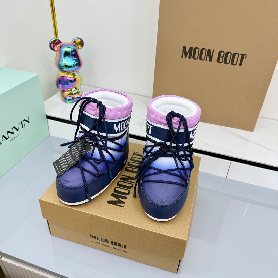 NO:480731,Moon Boot 25ss The latest autumn and winter snow boots series...Ugly cute snow boots Forget UGG, fashionable people are wearing Moon Boot snow boots If you can't accept UGG's revival, then there is a more alternative snow boot that has been back. The inner height is 4 cm, that is Moon Boot Moon Boots was already very popular in the millennium. Back then, celebrities such as paris hilton and victoria beckham often wore it. Now the Y2K trend is popular again. The same QQ show outfit of Piyou. The ugly and cute snow boots that were shown by tens of thousands of people have turned red again. It is neither distinguished between men and women. Looking at the giant giant, it looks slim and warm and easy to wear. Fabric: 70 cotton 30 plastic Inner: silk cotton inner liner Foot pad: silk cotton inner liner Outsole: thermoplastic rubber Sole thickness: 4cm  Size#35-41 (41 customization, no return or exchange), snow boots, boots19860909Moon Boot 25ss 秋冬最新款雪地靴系列……丑萌雪地短靴 忘了UGG吧,时髦人都在穿Moon Boot雪地靴 如果你难以接受UGG的复兴 那现在有一款更另类的雪地靴又杀回来了 内增高4 cm那就是Moon Boot月亮靴 在千禧年就已经非常火了 当年paris hilton、victoria beckham 等名人经常穿它,如今Y2K风潮再次流行 痞幼同款QQ秀穿搭 万人大秀的丑萌雪地靴重新翻红 不分男女不分左右 看着巨无霸巨显瘦还暖和好穿 面料: 70棉纶30塑料 内里: 丝绵内胆 垫脚: 丝绵内胆 大底: 热塑性橡胶 底厚:4cm Size#35-41（41定制不退换）,雪地靴,boots,Women's Shoes