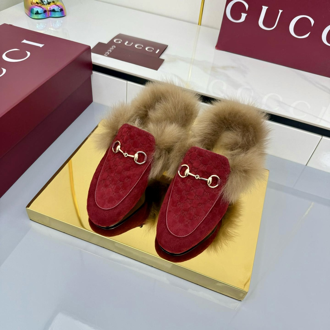 NO:481394,3165-42) Autumn and Winter Series, the double G collection pattern continues to shine in Gucci's new series. The new series presents horse buckle accessories, highlighting the brand's equestrian heritage. This women's mules are made of Tuscan wool ingenuity and embellishes light gold tones. Dark brown merino wool light gold tones accessories Horse buckle leather soles Flat soles, fur shoes, gucci198609093165-42）秋冬系列, 双G典藏图案继续在Gucci全新系列中大放异彩.全新系列匠心呈献马衔扣配件,彰显品牌马术传承.这款女士穆勒鞋采用托斯卡纳羊毛匠心打造,缀饰浅金色调配件. 深棕色美利奴羊毛 浅金色调配件 马衔扣 皮革鞋底 平底,毛毛鞋,gucci,Women's Shoes