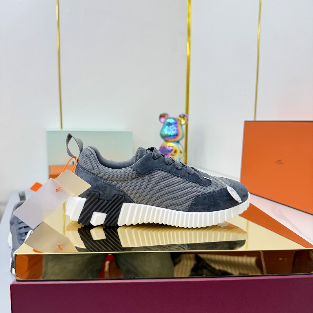 NO:484053,Female and male!  Hermes Top version # Hermes H-H-Home classic couple style casual sneakers Couple style casual sports dad shoes combine high-tech canvas and suede goatskin, and exaggerated 'H' letters on the rubber sole, italic design and bright colors to show vitality, continuing the brand design inspiration. Walking through the city lightly, feeling unrestrained and comfortable. Delivery counter exquisite packaging, original fabric, special fabric and beef velvet, custom breathable mesh surface inside, large sole open mold TPU + rubber foam material, bottom thickness 3CM, size 35-45, snap up now, snap up now, casual shoes/sports shoes, hermes, hermes, sneakers, sheepskin, chamois leather19860909女男！ Hermes 顶级版本# 爱马仕H家经典情侣款 休闲运动鞋 情侣款休闲之履运动老爹鞋结合高科技帆布与麂皮山羊皮,在橡胶鞋底上饰以夸张“H”字母,斜体设计和鲜艳色彩展现活力,延续品牌设计灵感.轻盈漫步都市,感受无拘舒适. 配送专柜精美包装 面料原版材质特殊布料和牛反绒 内里定制透气网面 大底开模TPU+橡胶发泡材质 底厚3CM 码数35-45 立即抢购 立即抢购,休闲鞋/运动鞋,hermes,hermes,sneakers,sheepskin,chamois leather,Women's Shoes