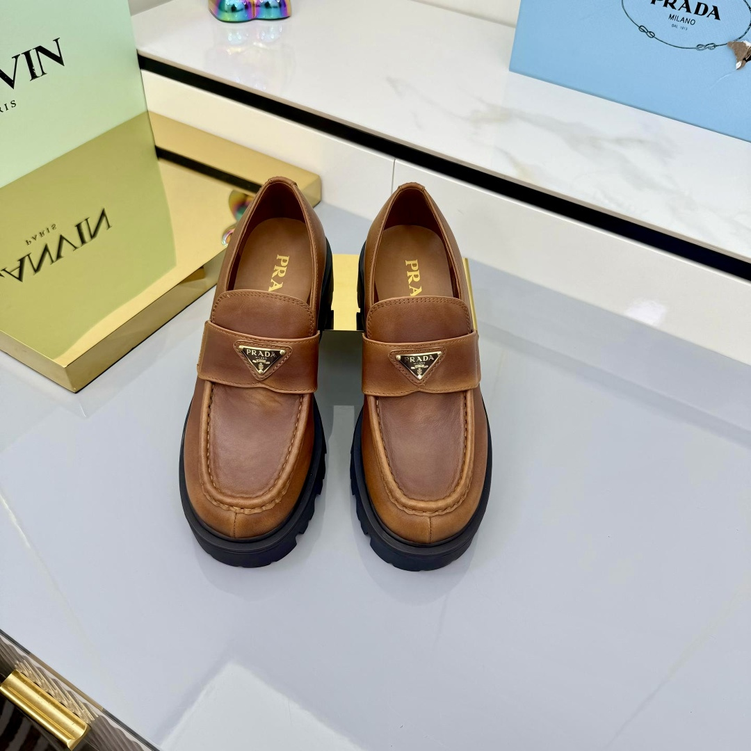NO:484049,Top version Prada 25 latest thick-soled loafers, popular series, interpreting urban style, design highlights functionality and technology, novel embossed rubber triangle logo displays the brand's iconic elements, full cowhide upper, invincible and comfortable fashion brand series!  The original version is consistent, the upper is open-edged beaded cowhide and cow back velvet, the footbed sheepskin is light and non-slip raw rubber outsole. Women's size 35-41 (41.42 custom made without return or exchange), loafers, prada, prada, loafers, cowhide, sheepskin19860909顶级版本 Prada 普拉达25最新厚底乐福鞋 火爆系列 演绎都市风尚 设计彰显功能性与科技感 新颖压花橡胶三角形徽标展现品牌标志性元素 全牛皮鞋面,上脚无敌舒服的潮牌系列！ 原版一致 鞋面开边珠牛皮和牛反绒,垫脚羊皮轻盈防滑生胶大底 女码35-41（41.42定做不退换）,乐福鞋,prada,prada,loafers,cowhide,sheepskin,Women's Shoes