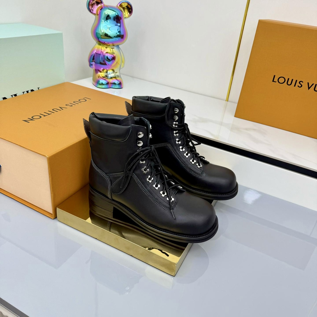 NO:484034,2025LV new short boots fabric top layer cowhide inner sheepskin, outsole rubber sole, size 35-41, boots, louis vuitton, boots, cowhide, sheepskin198609092025LV新款短靴 面料头层牛皮 内里羊皮, 大底橡胶底, 码数35-41码,,靴子,louis vuitton,boots,cowhide,sheepskin,Women's Shoes