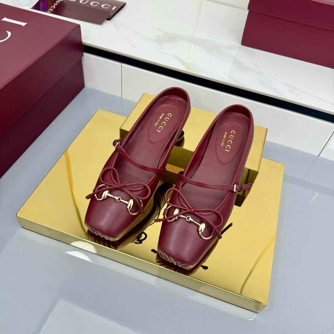 NO:484029,!  Top version 2025 early autumn new Gucci Jordaan series multi-faceted crystal diamond loafers/half-twist [End of the Year] The highest version of Muller loafers —————————————— Single shoes As an outstanding representative of design inheritance, the horse-biting series loafers vividly demonstrate the classic elegance. This shoe uses brand logo letter pattern canvas, inlaid with multiple faceted rhinestones to achieve timeless classics. The shoe is soft, the corridor shape is exquisite and smooth, showing the elegance of everyday life. Original imported GG fabric diamonds. Inner/foot pad: imported silk cowhide. Original Italian leather sole. Size 35-42 (customized for 40, 41, 42, and 42, and no return or exchange). Full set of green packaging in the packaging counter. Buy now. Buy now. Buy now. Buy now. Single shoes, gucci, loafers, cowhide19860909！顶级版本 2025早秋新款Gucci Jordaan系列多刻面水晶钻乐福鞋/半拖【年底冲刺】最高版慕勒便鞋 ——————————单鞋 作为设计传承的杰出代表,马衔扣系列乐福鞋生动彰显经典优雅格调.这款鞋履采用品牌标志信字母图案帆布,镶饰多刻面水钻成就隽永经典这款鞋材质柔软,廊形精致流畅,彰显日常优雅风范,  面料原版进口GG布料烫钻 内里／垫脚:进口丝绸牛皮里 大底原版意大利真皮底 尺码35-42（40、41、42定做不退换） 包装专柜全套绿色包装 立即抢购 立即抢购,单鞋,gucci,loafers,cowhide,Women's Shoes