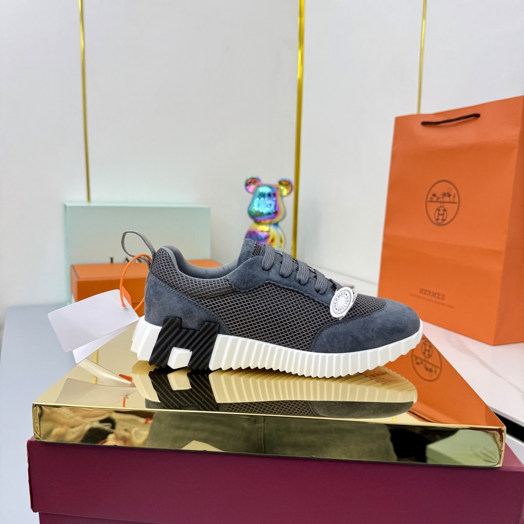 NO:489460,Women and men Hermes Top version # Hermes H-home classic couple style casual sneakers Couple style casual sports dad shoes combine high-tech canvas and suede goatskin, and exaggerated 'H' letters on the rubber sole, italic design and bright colors show vitality, continuing the brand design inspiration. Walking through the city lightly, feeling unrestrained and comfortable. Delivery counter exquisite packaging, original fabric, special fabric and beef velvet, customized breathable mesh surface in the inner body, open mold TPU + rubber foam material, bottom thickness 3CM, size 35-45, casual shoes/sports shoes, hermes, hermes, sneakers, sheepskin, chamois leather19860909女男 Hermes 顶级版本# 爱马仕H家经典情侣款 休闲运动鞋 情侣款休闲之履运动老爹鞋结合高科技帆布与麂皮山羊皮,在橡胶鞋底上饰以夸张“H”字母,斜体设计和鲜艳色彩展现活力,延续品牌设计灵感.轻盈漫步都市,感受无拘舒适. 配送专柜精美包装 面料原版材质特殊布料和牛反绒 内里定制透气网面 大底开模TPU+橡胶发泡材质 底厚3CM 码数35-45,休闲鞋/运动鞋,hermes,hermes,sneakers,sheepskin,chamois leather,Women's Shoes