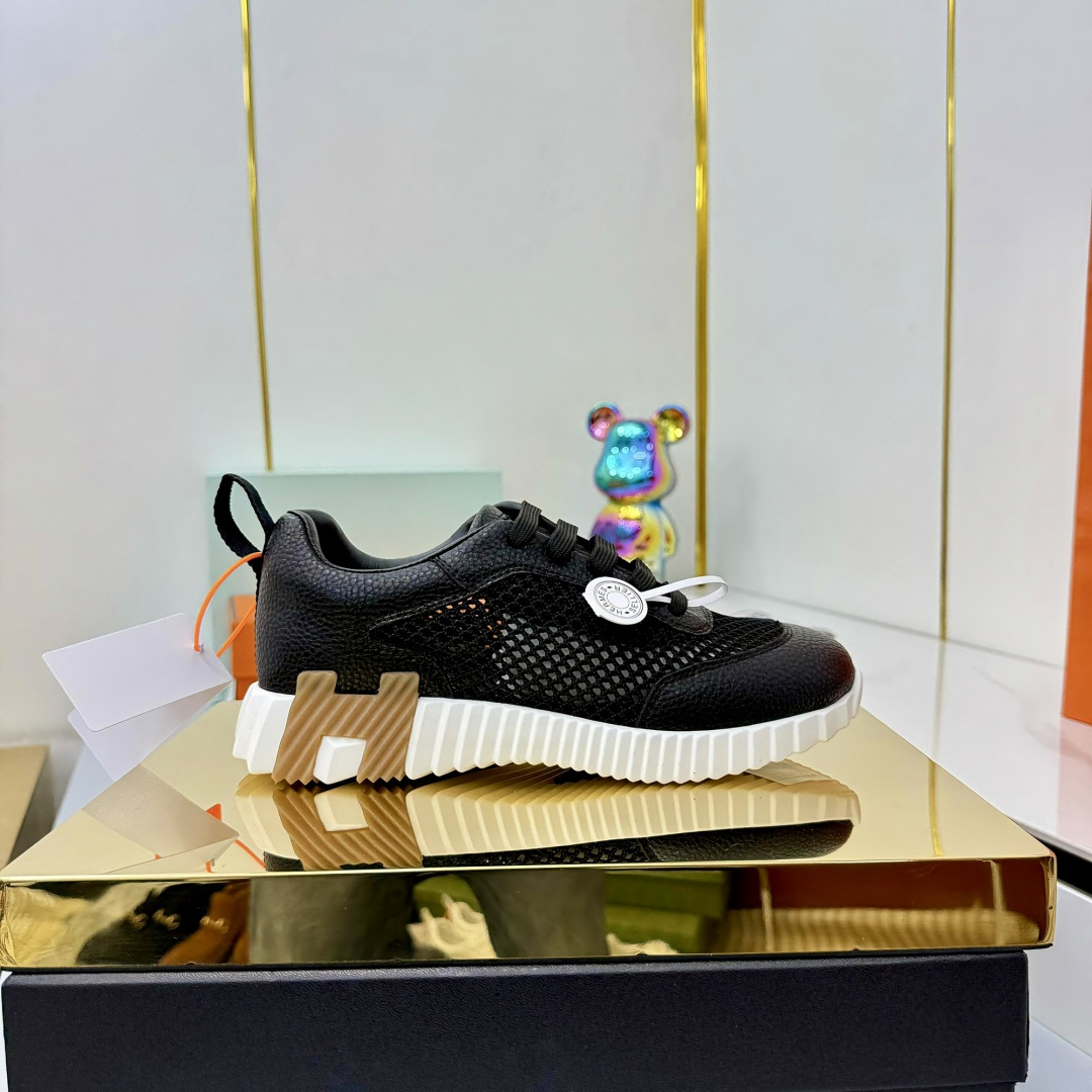 NO:489449,Women and men Hermes Top version # Hermes H-home classic couple style casual sneakers Couple style casual sports dad shoes combine high-tech canvas and suede goatskin, and exaggerated 'H' letters on the rubber sole, italic design and bright colors show vitality, continuing the brand design inspiration. Walking through the city lightly, feeling unrestrained and comfortable. Delivery counter exquisite packaging, original fabric, special fabric and beef velvet, customized breathable mesh surface in the inner body, open mold TPU + rubber foam material, bottom thickness 3CM, size 35-45, casual shoes/sports shoes, hermes, hermes, sneakers, sheepskin, chamois leather19860909女男 Hermes 顶级版本# 爱马仕H家经典情侣款 休闲运动鞋 情侣款休闲之履运动老爹鞋结合高科技帆布与麂皮山羊皮,在橡胶鞋底上饰以夸张“H”字母,斜体设计和鲜艳色彩展现活力,延续品牌设计灵感.轻盈漫步都市,感受无拘舒适. 配送专柜精美包装 面料原版材质特殊布料和牛反绒 内里定制透气网面 大底开模TPU+橡胶发泡材质 底厚3CM 码数35-45,休闲鞋/运动鞋,hermes,hermes,sneakers,sheepskin,chamois leather,Women's Shoes